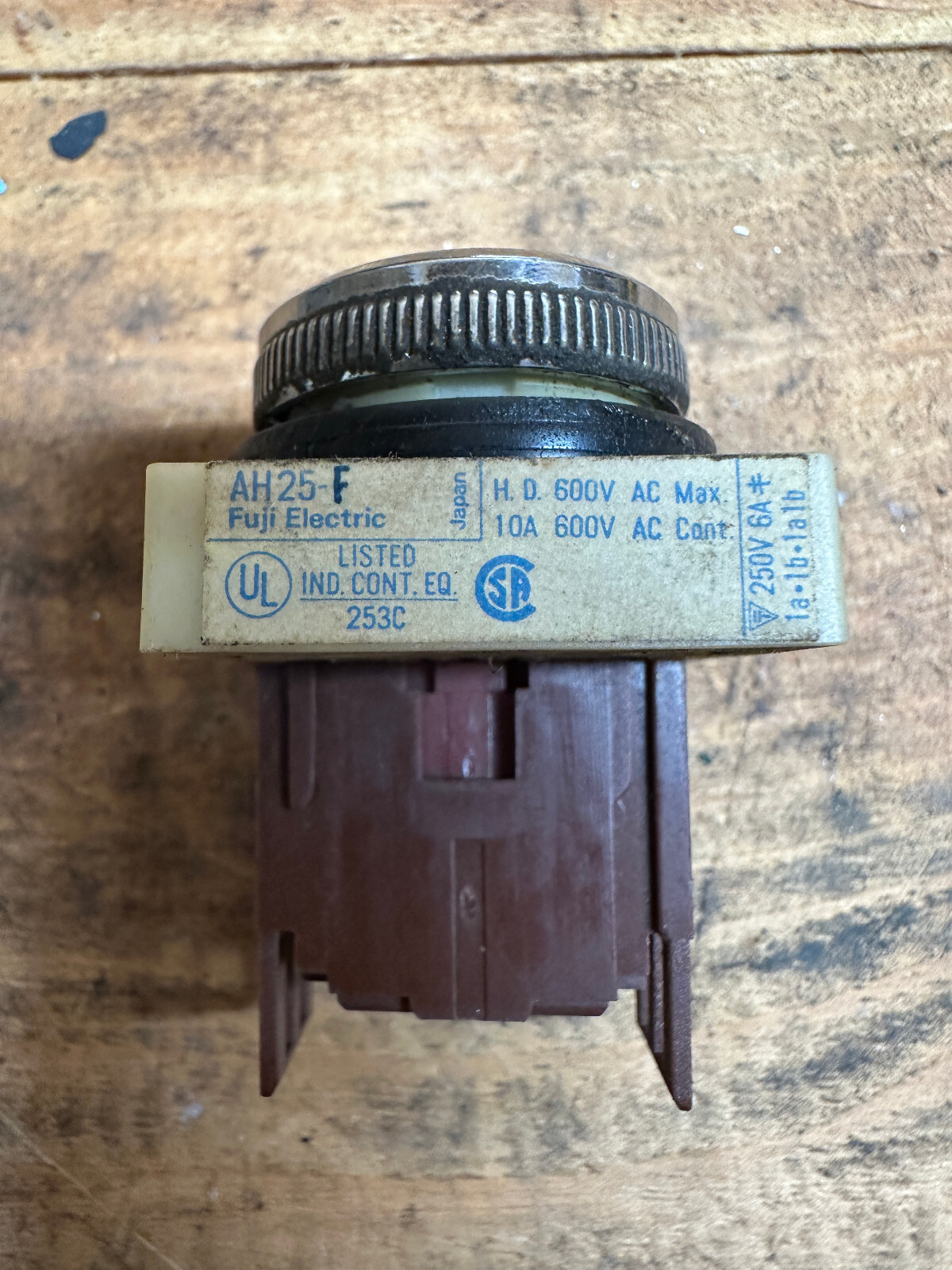 FUJI ELECTRIC AH25-F PUSHBUTTON MOMENTARY FLUSH ROUND HEAD RED 1 N.O.