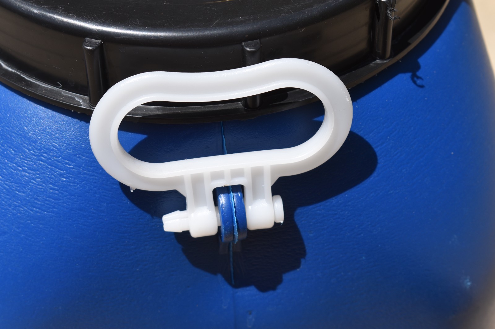 8 GALLON STORAGE CONTAINER Barrel Drum Heavy Blue Plastic Screw Top Handles B98