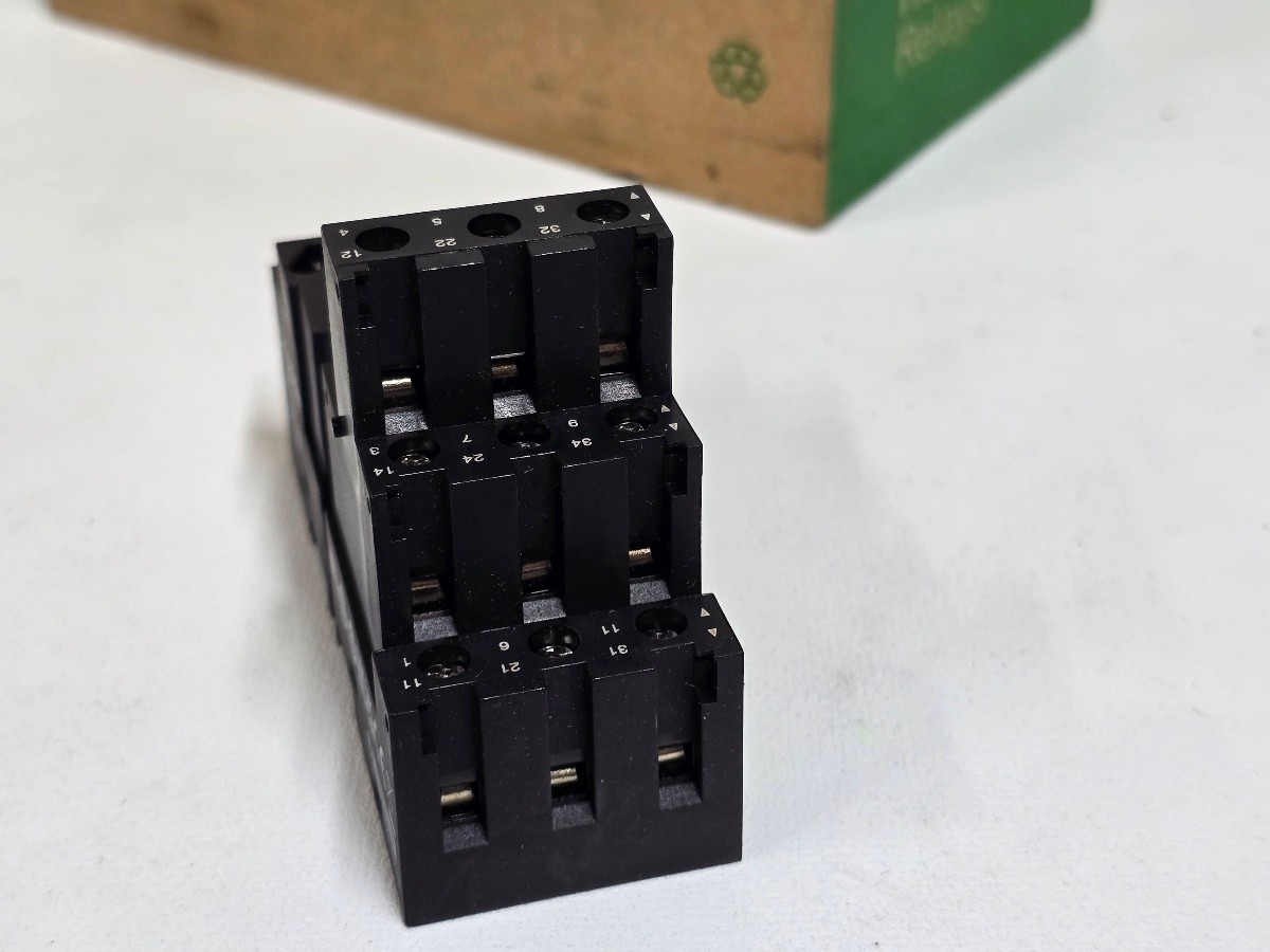 Lot of 10 Schneider Electric RUZSC3M Relay Sockets Harmony 3CO 12A 250V