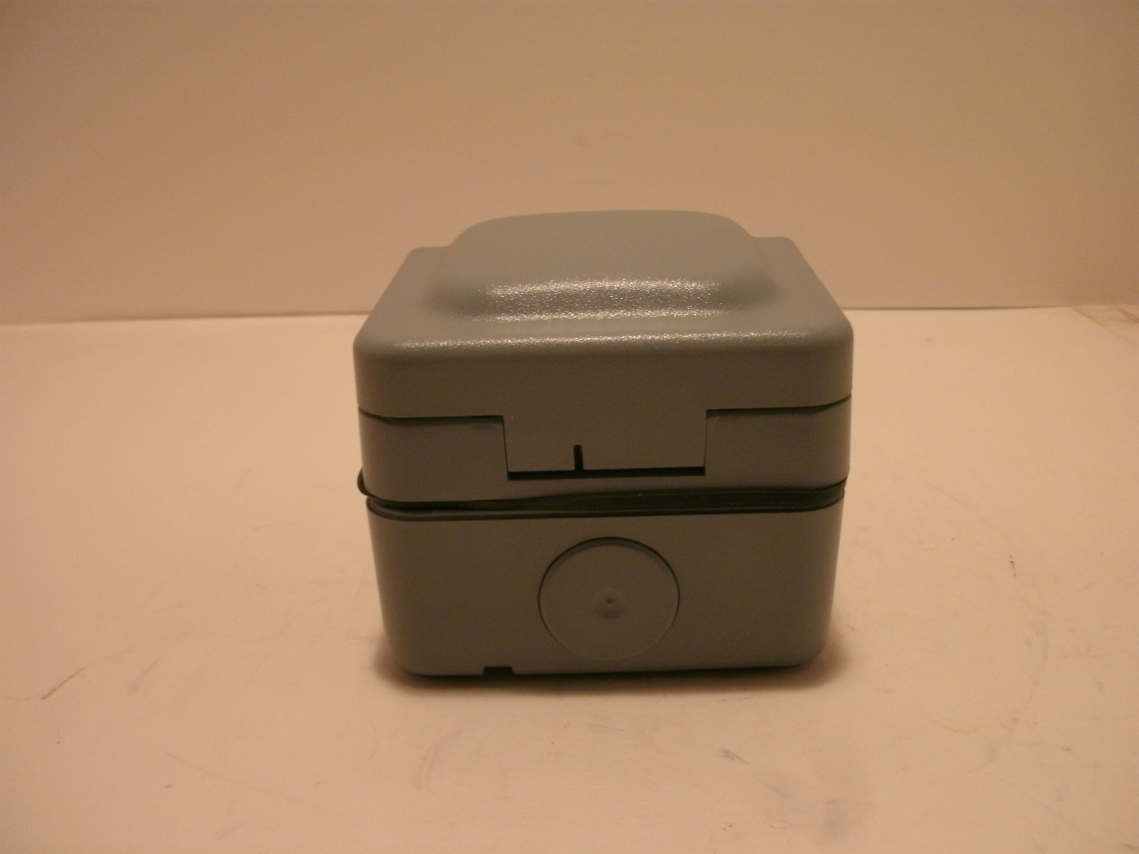 MK MASTERSEAL 56480-GRY INDUSTRIAL POWER SOCKET 1G INSWITCHED IP56 GREY NIB