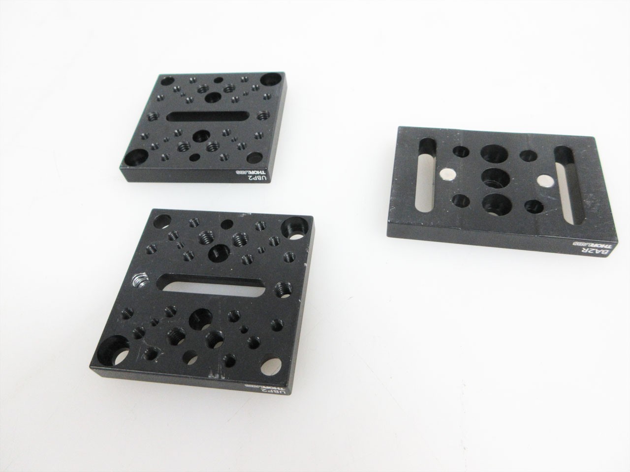 LOT THORLABS 2X UBP2 UNIVERSAL BASE PLATE 1X BA2R MAGNETIC MOUNTING BASE