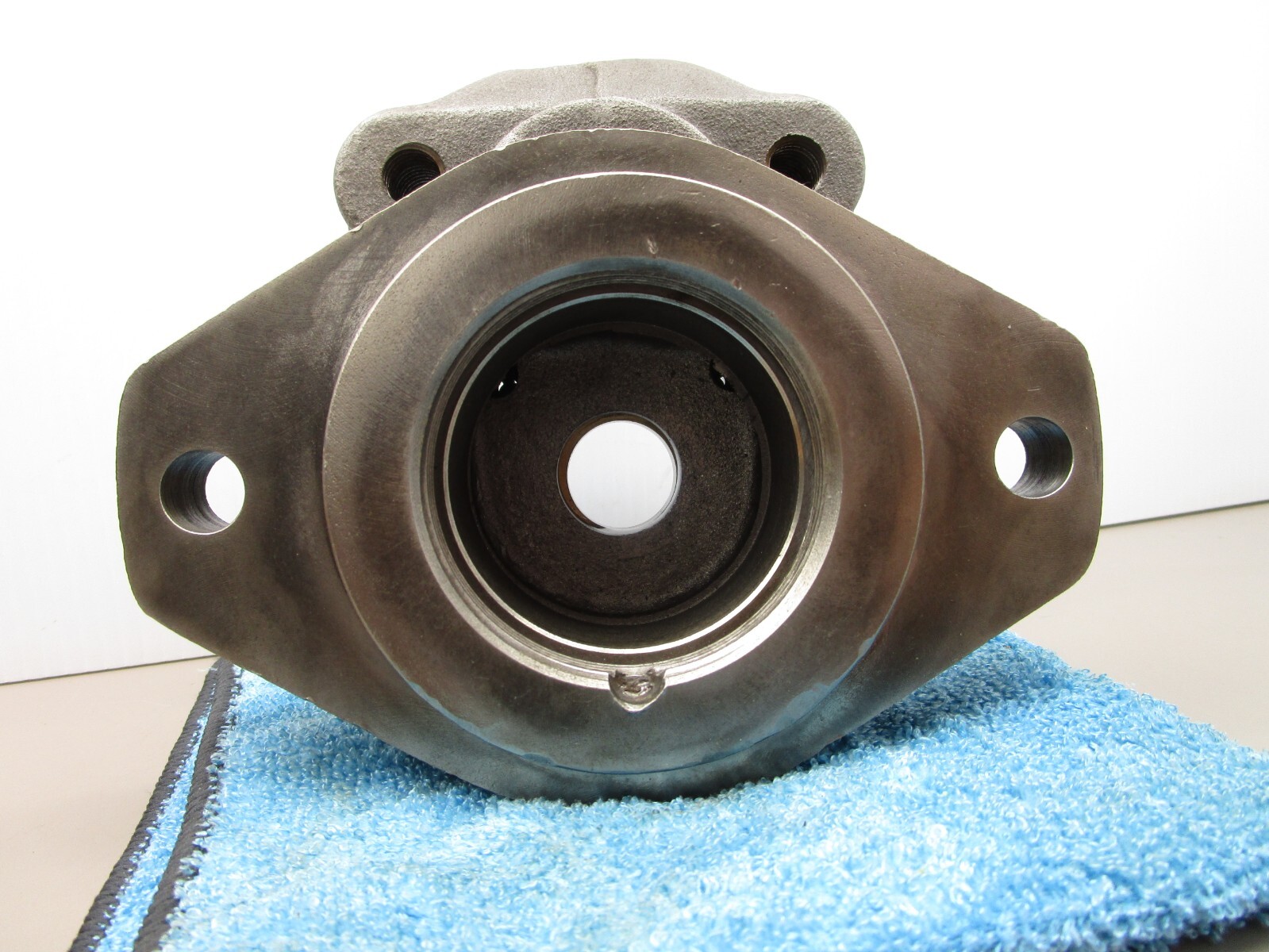 Commercial P25 P37 Hydraulic Pump Tapered Bearing Front Cover Housing 2-Bolt