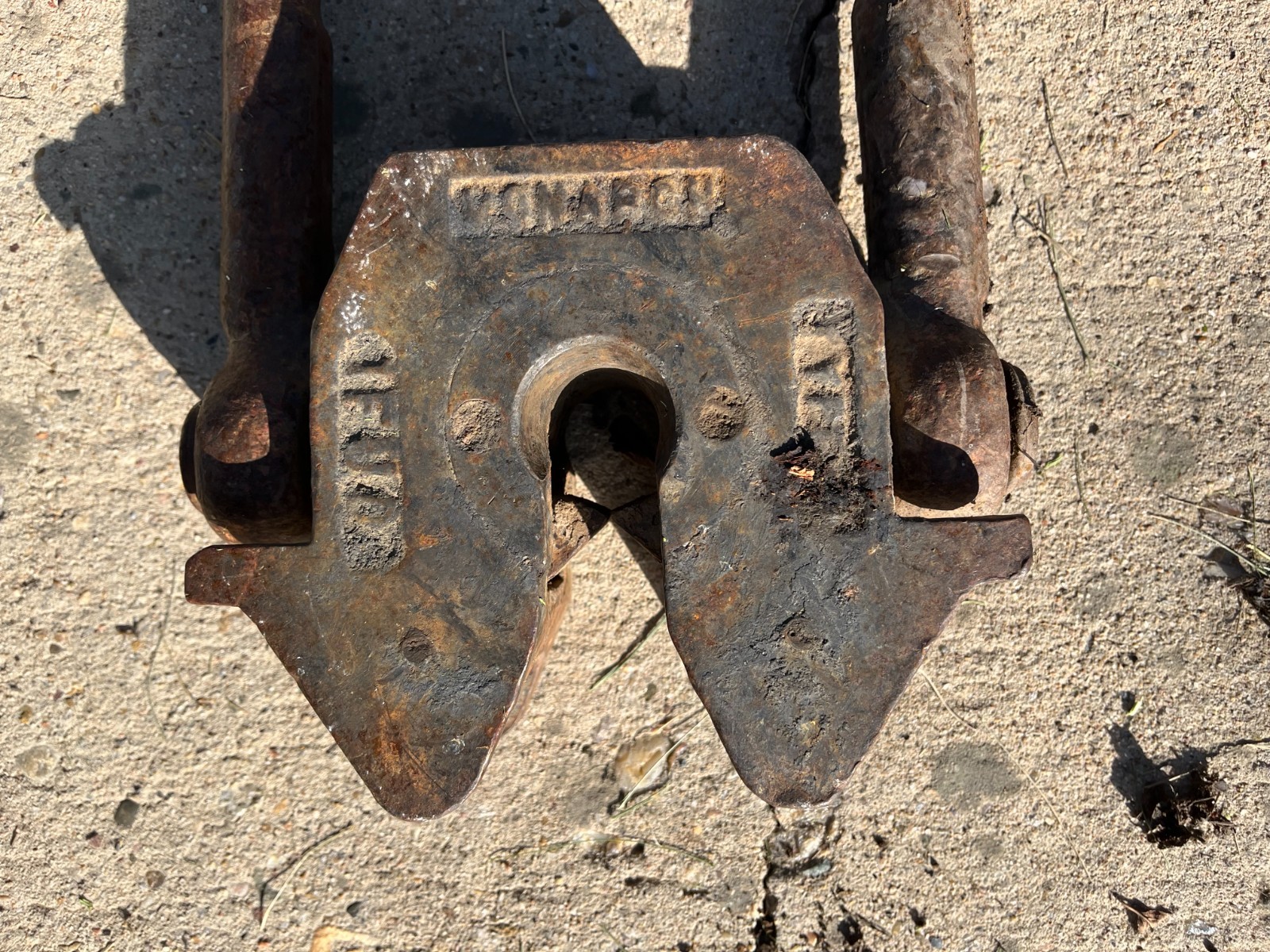 Monarch sucker rod/polished rod elevator for 3/4-7/8 rods