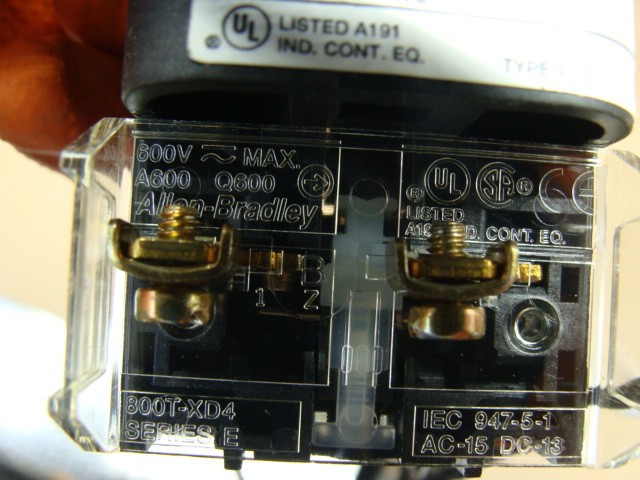 ALLEN BRADLEY PUSH BUTTON 800T-FX A5 W/800T-XD4 CONTACT BLOCK & SAFETY GUARD
