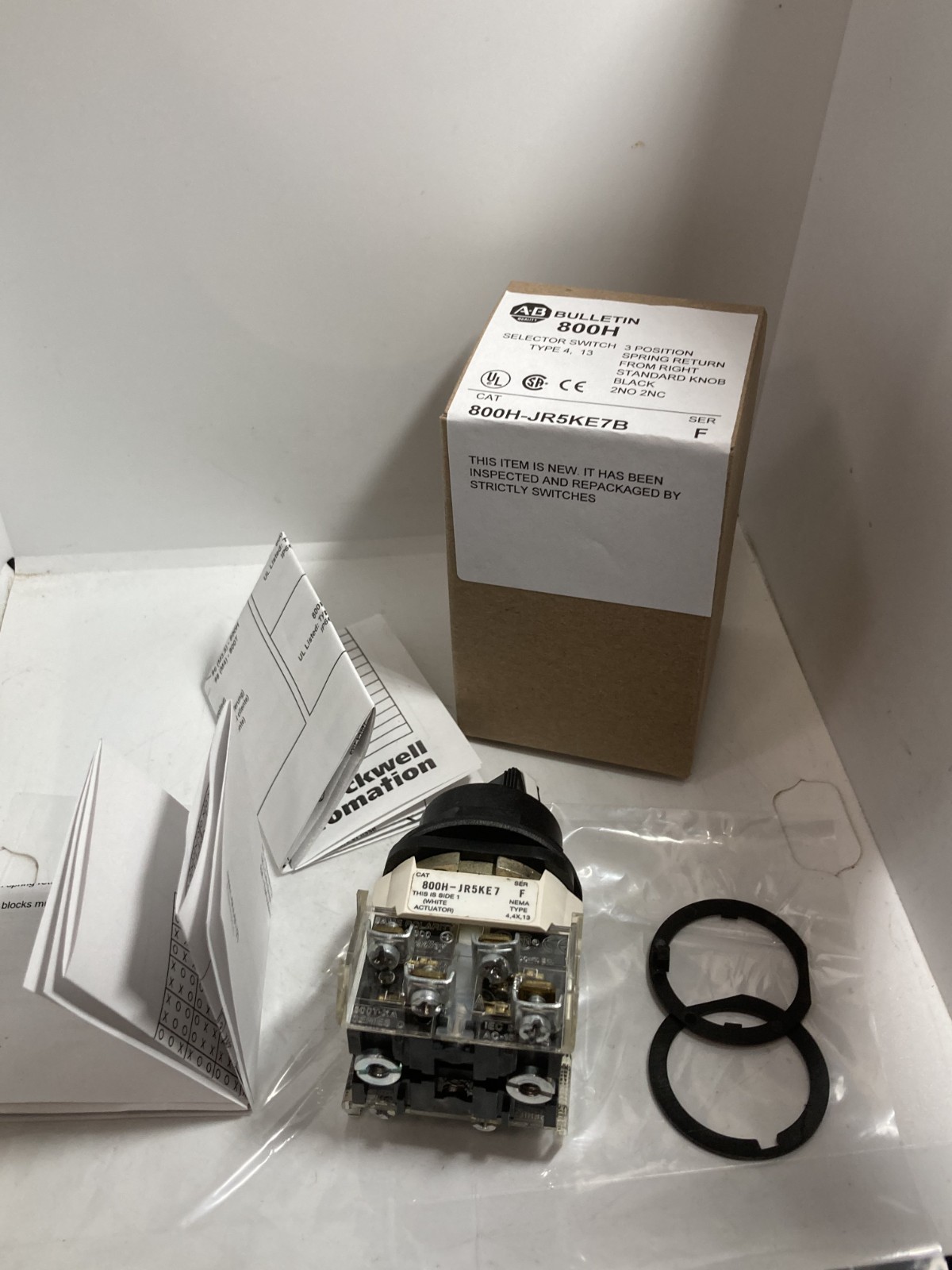 ALLEN BRADLEY 800H-JR5KE7B SELECTOR SWITCH 3 POS SP RET RIGHT 2NO/2NC SER F NIB