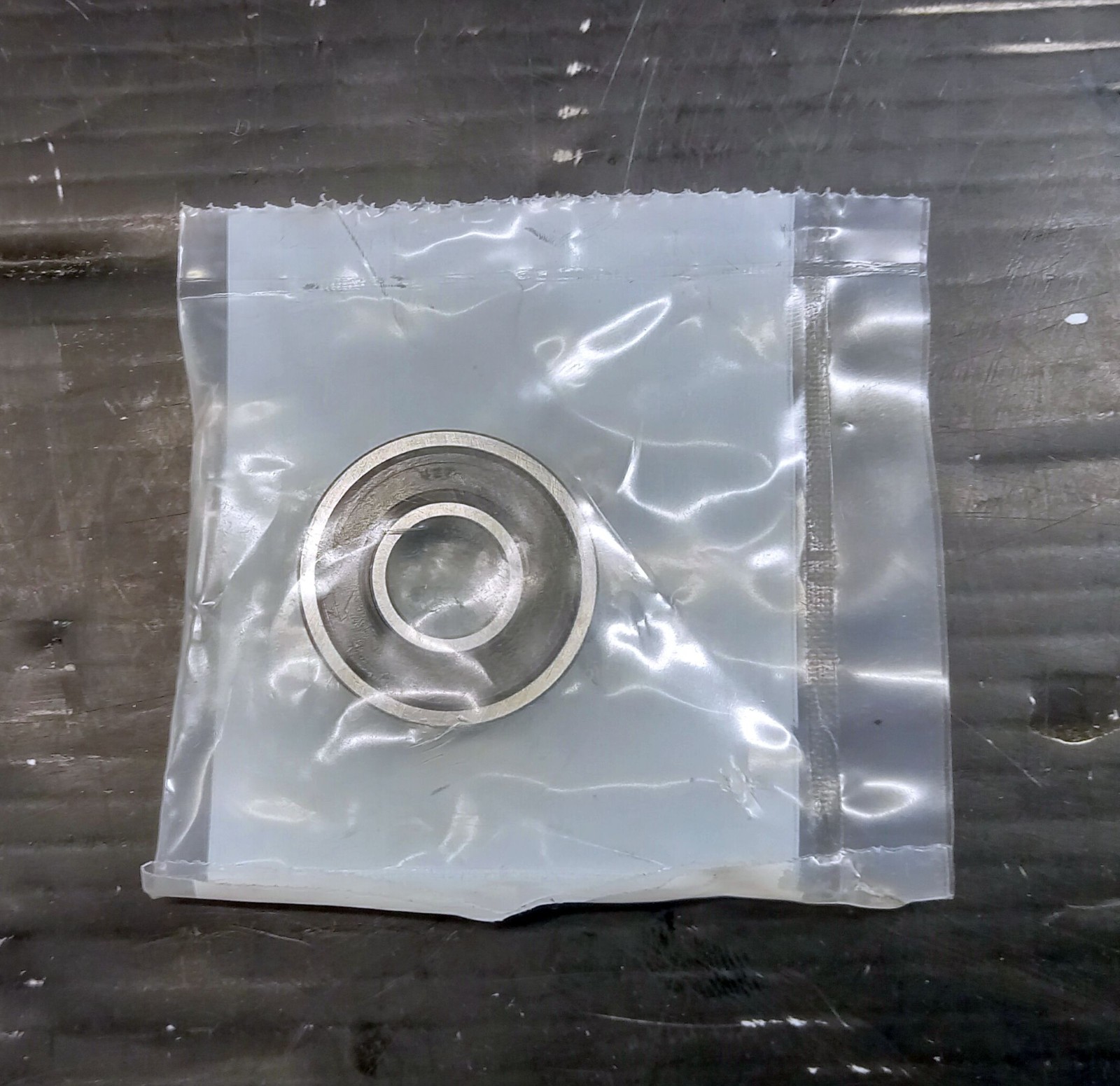 1 NEW SKF 6000-2RSH RADIAL DEEP GROOVE BALL BEARING NNB ***MAKE OFFER***