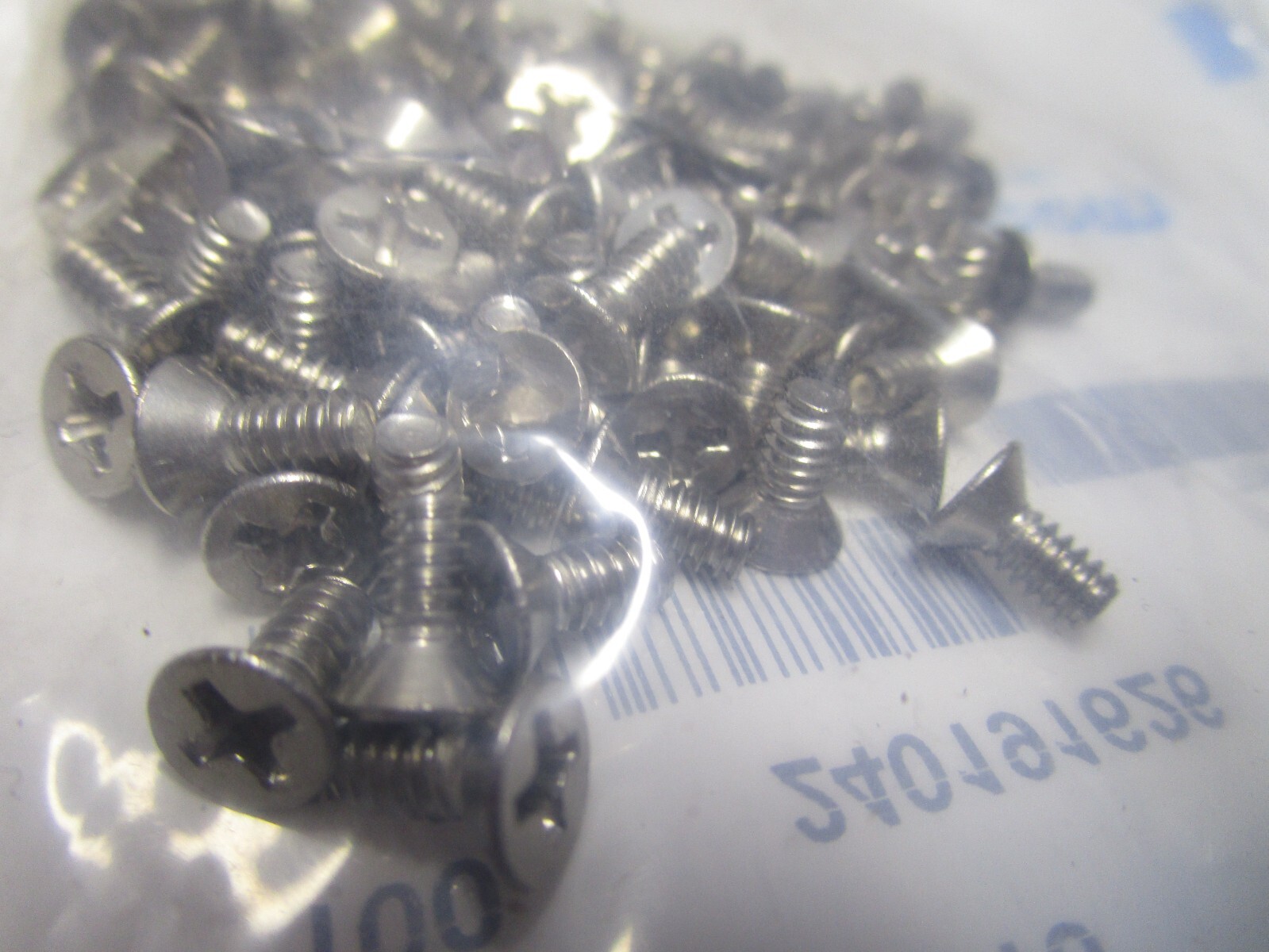 #6-32 x 5/16″ Phillips Flat Head 18-8 Stainless Steel Machine Screw QTY 300