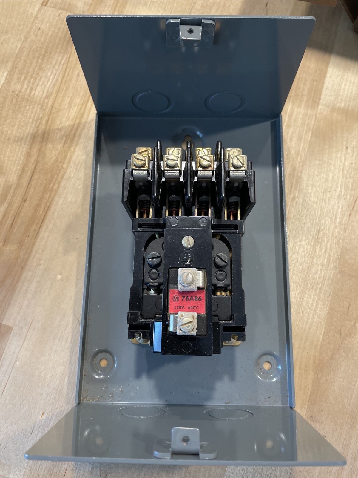 ALLEN BRADLEY 700-BR401A1/ 700BR401A1 (IN BOX) Lighting Contractor 4 Pole 120v