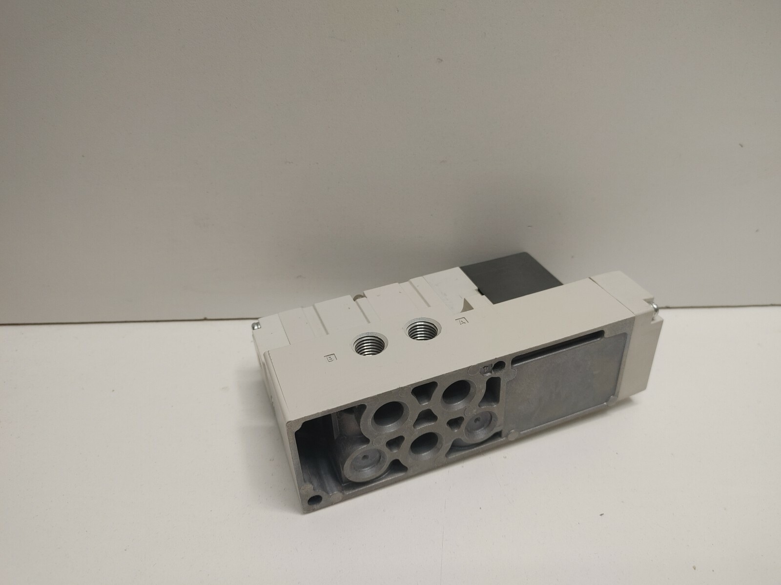 NEW OLD STOCK! SMC 0.15-1MPa 24V SOLENOID VALVE & MANIFOLD VQ4100-5