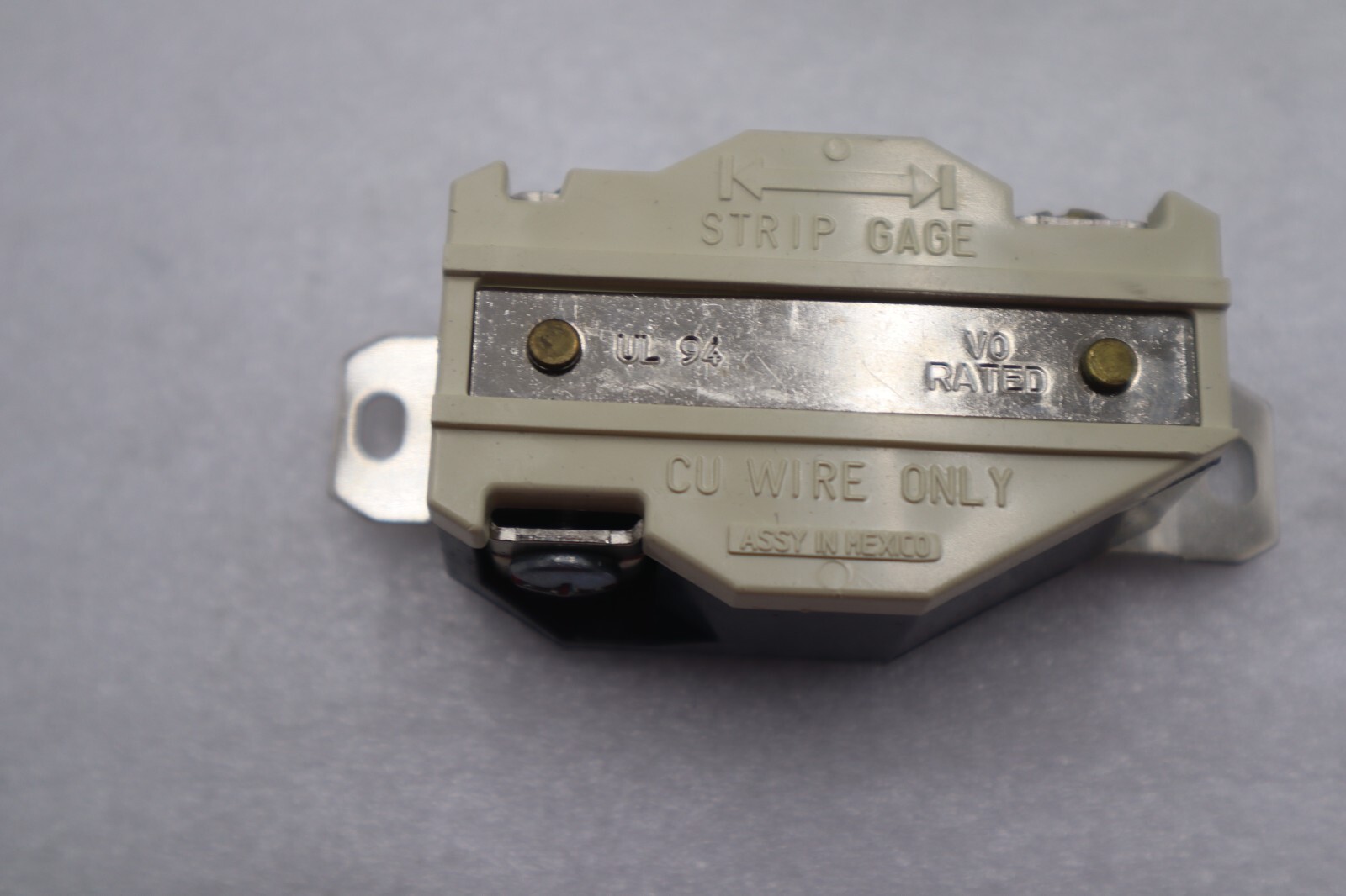 Leviton 2-P 3-W 30A-126V Single Lock Receptable Ground #K-2227