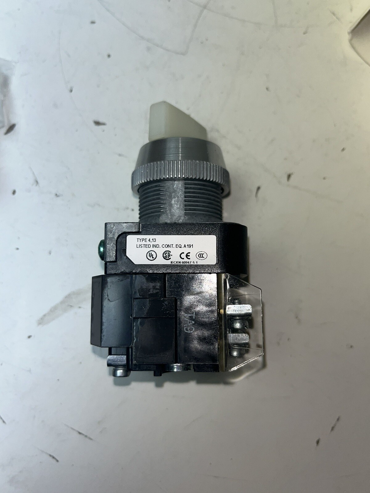 New ALLEN-BRADLEY 800T-16HW2KB6AX 30mm ILLUMINATED SELECTOR SWITC New In Box