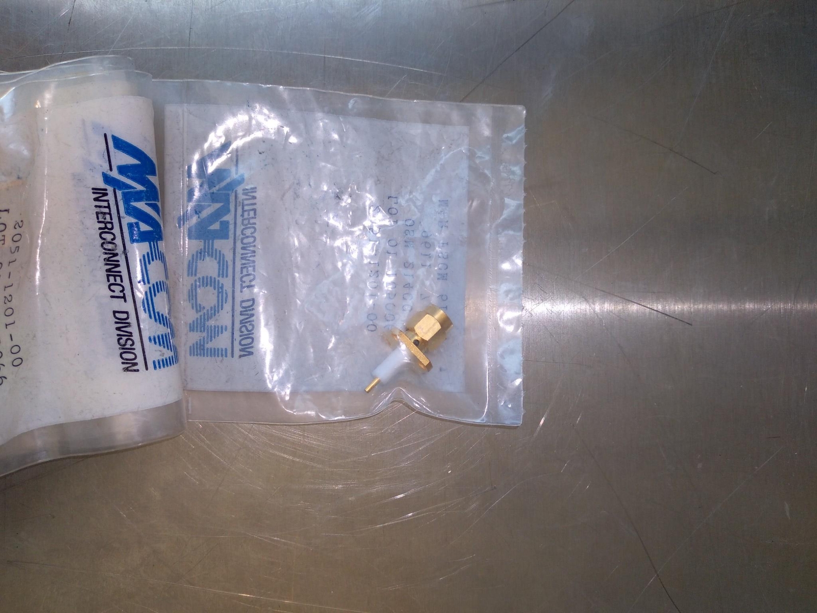 MA-COM 2051-1201-00 Panel mount SMA male coaxial connector