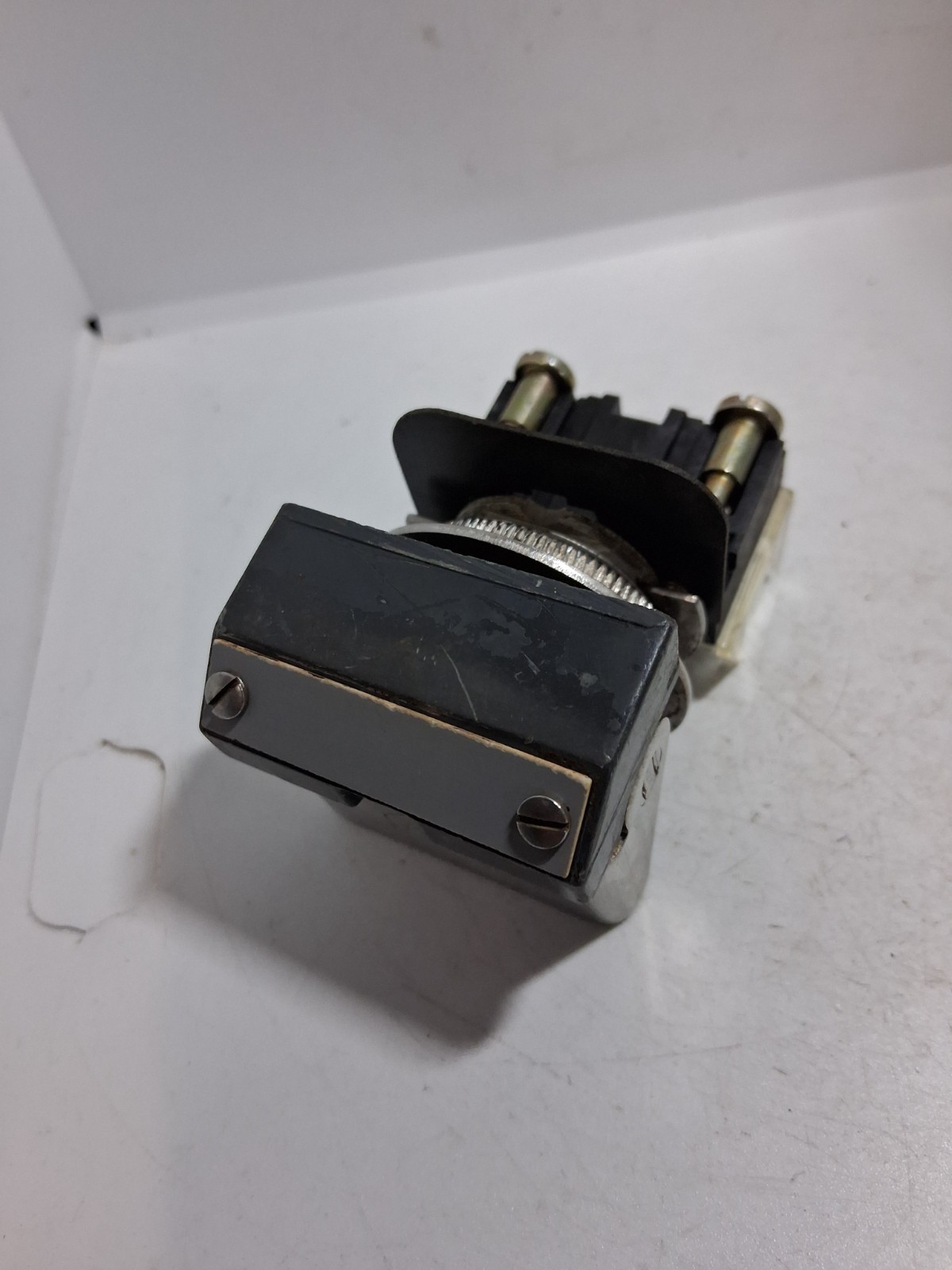 ALLEN BRADLEY 800H-WK42A PUSHBUTTON FLIP LEVER 1NO/1NC