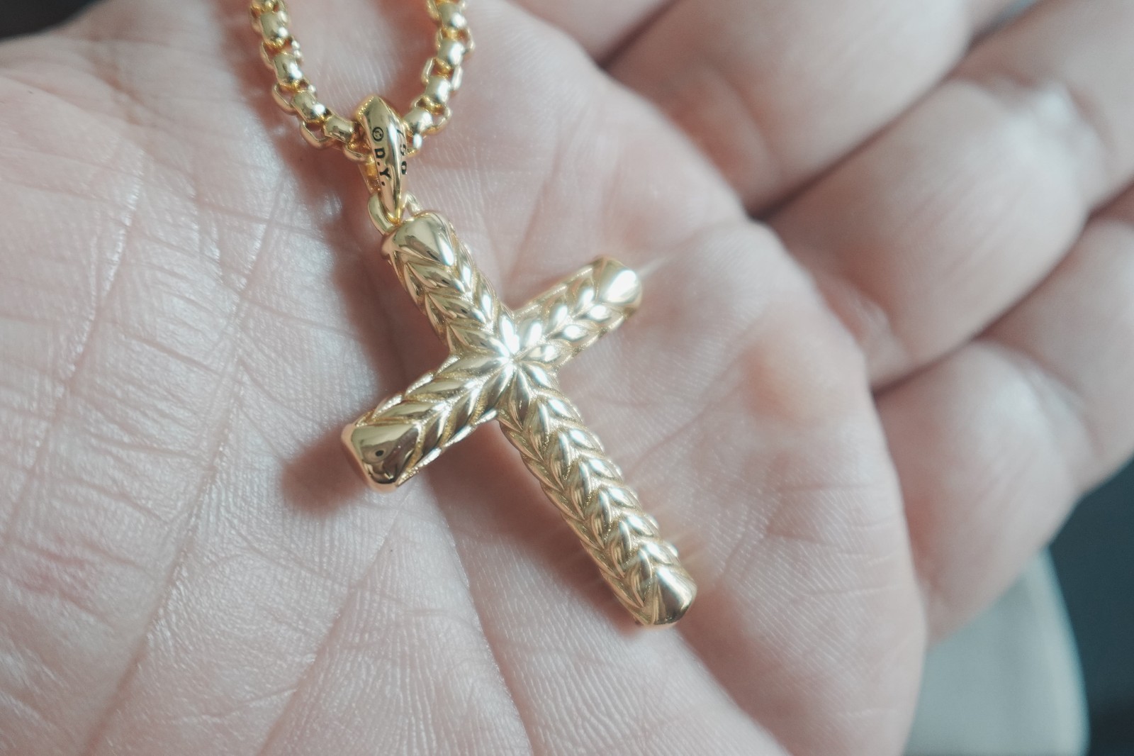 Gift.DAVIDYURMAN 18K.GOLD LARGE DIAMOND CHEVRON CROSS PENDANT