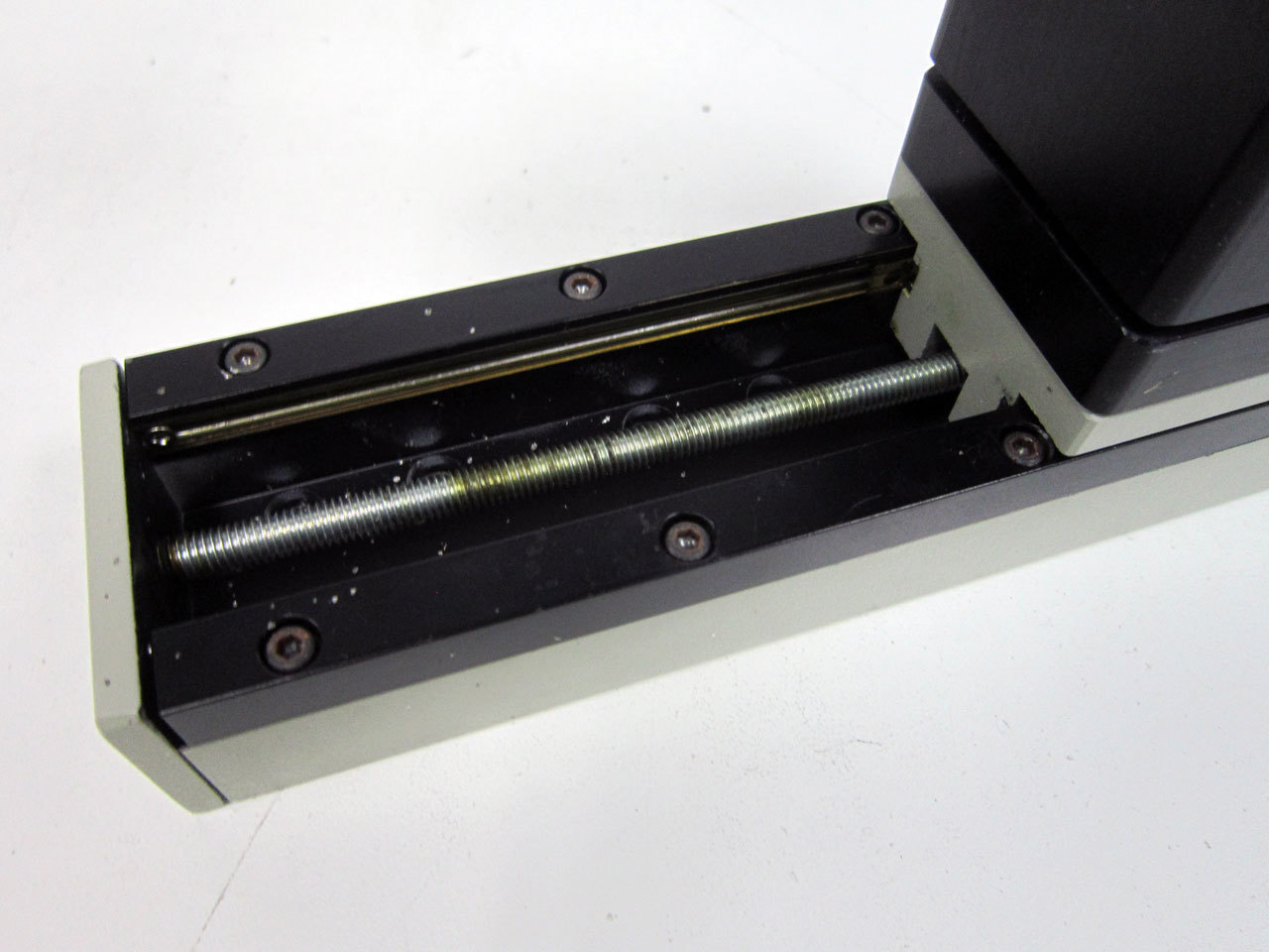 EDMUND SCIENTIFIC LINEAR MOTION RAIL WITH ANGLED HOLDING MOUNT HOLDER