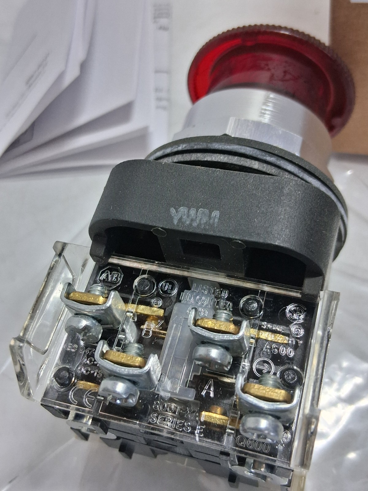 ALLEN BRADLEY 800T-FXTQ24RA1 PUSH PULL 2 POS TWIST REL ILL RED 24V 1NO/1NCLB S T