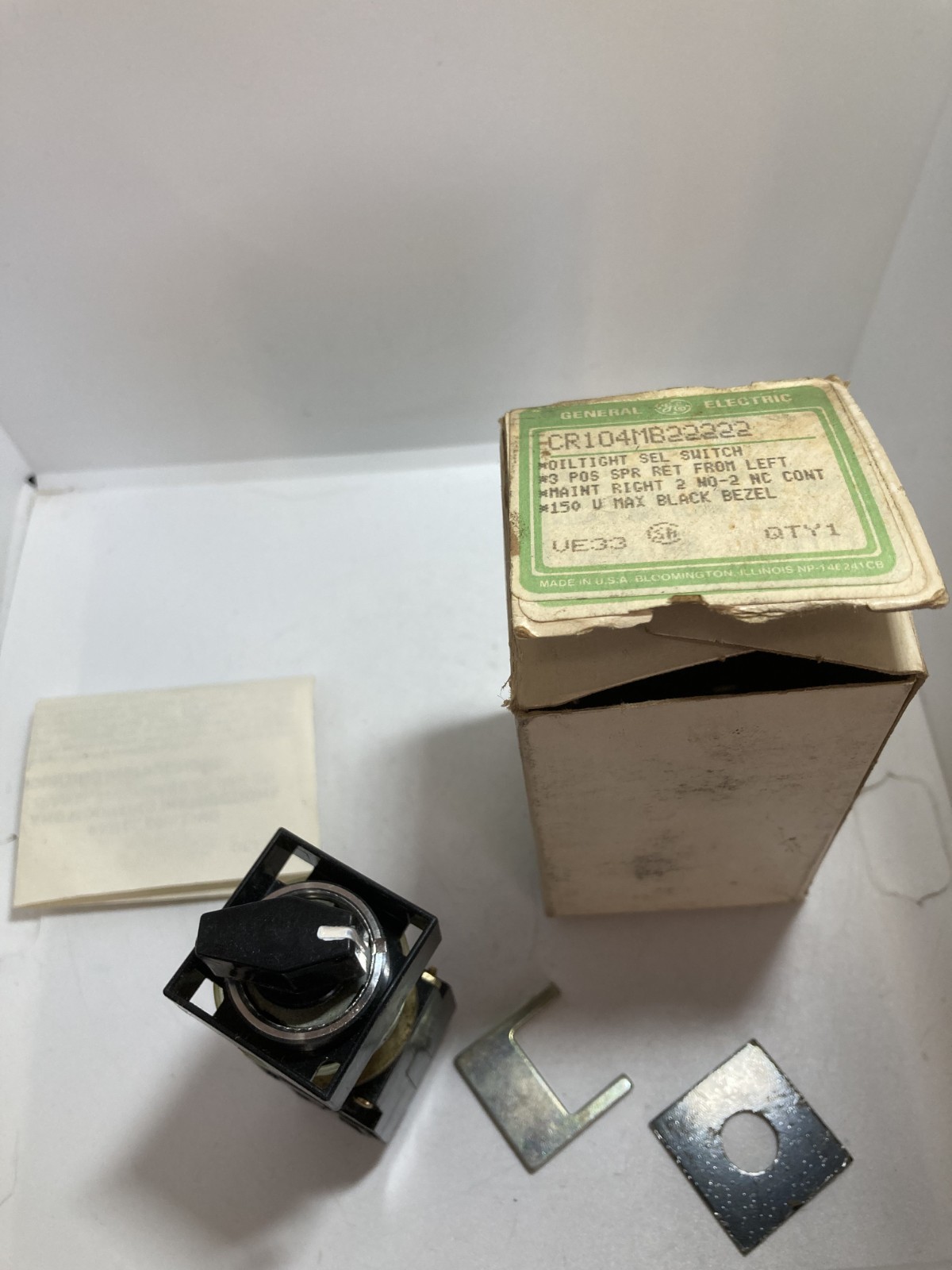 GE CR104MB22222 SELECTOR SWITCH 3 POS SPR RET FROM LEFT MAIN R 2NO/2NC NIB