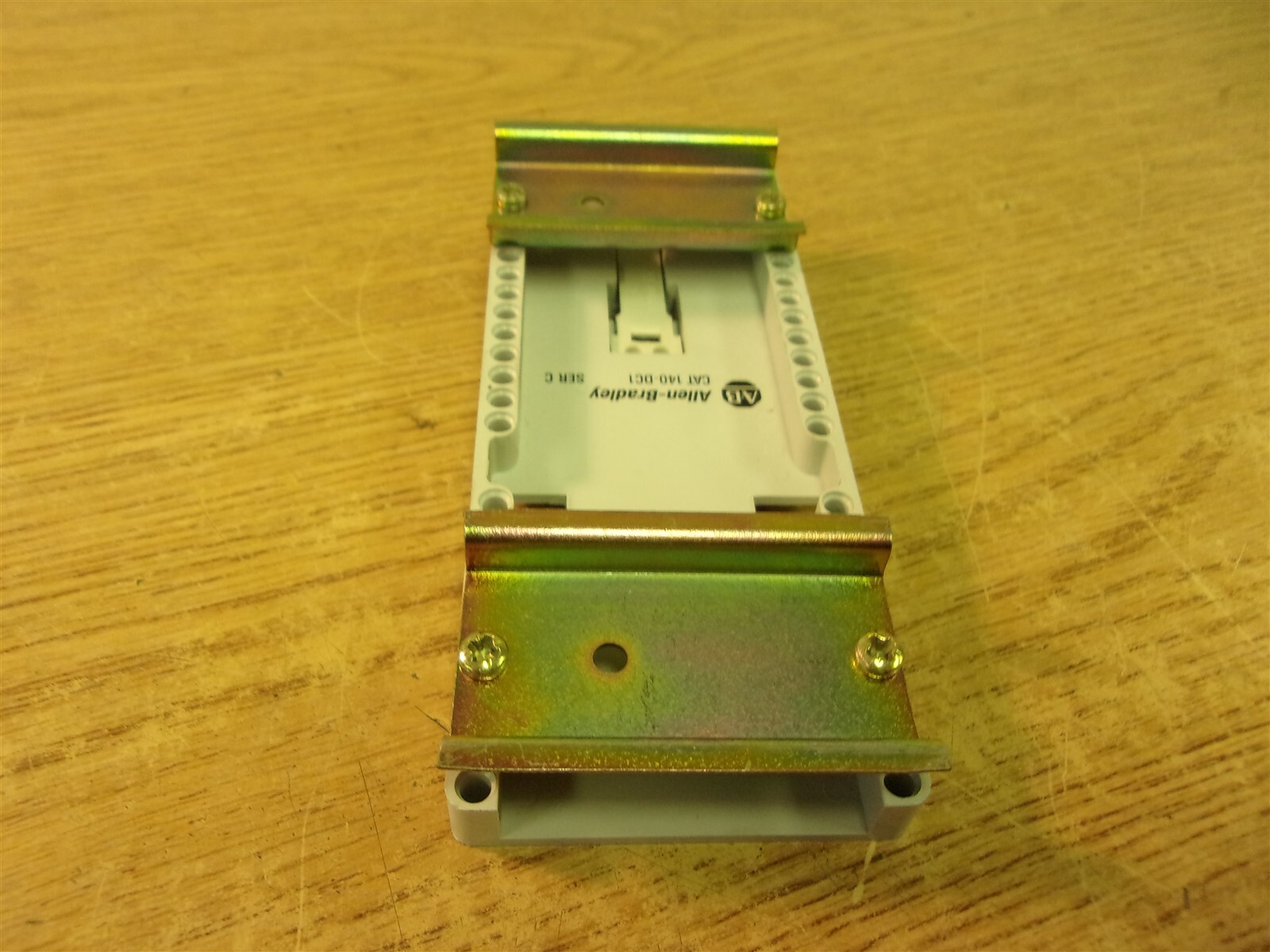 NEW Allen Bradley 140-DC1 Series C Plate Adapter *FREE SHIPPING*