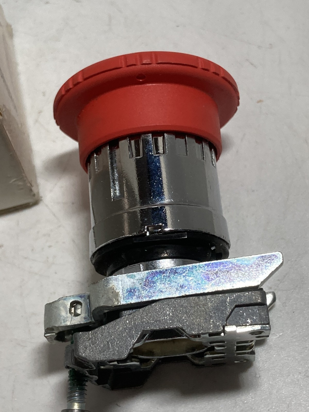 TELEMECANIQUE ZB4-BS844 E-STOP PUSHBUTTON OPERATOR RED TWIST RELEASE NIB