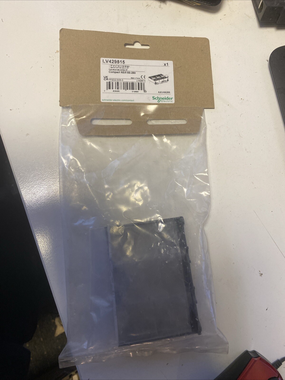 Schneider Short Connection Umbrella LV429515 – 3-Pole, Plug-In, IP40 Brand New