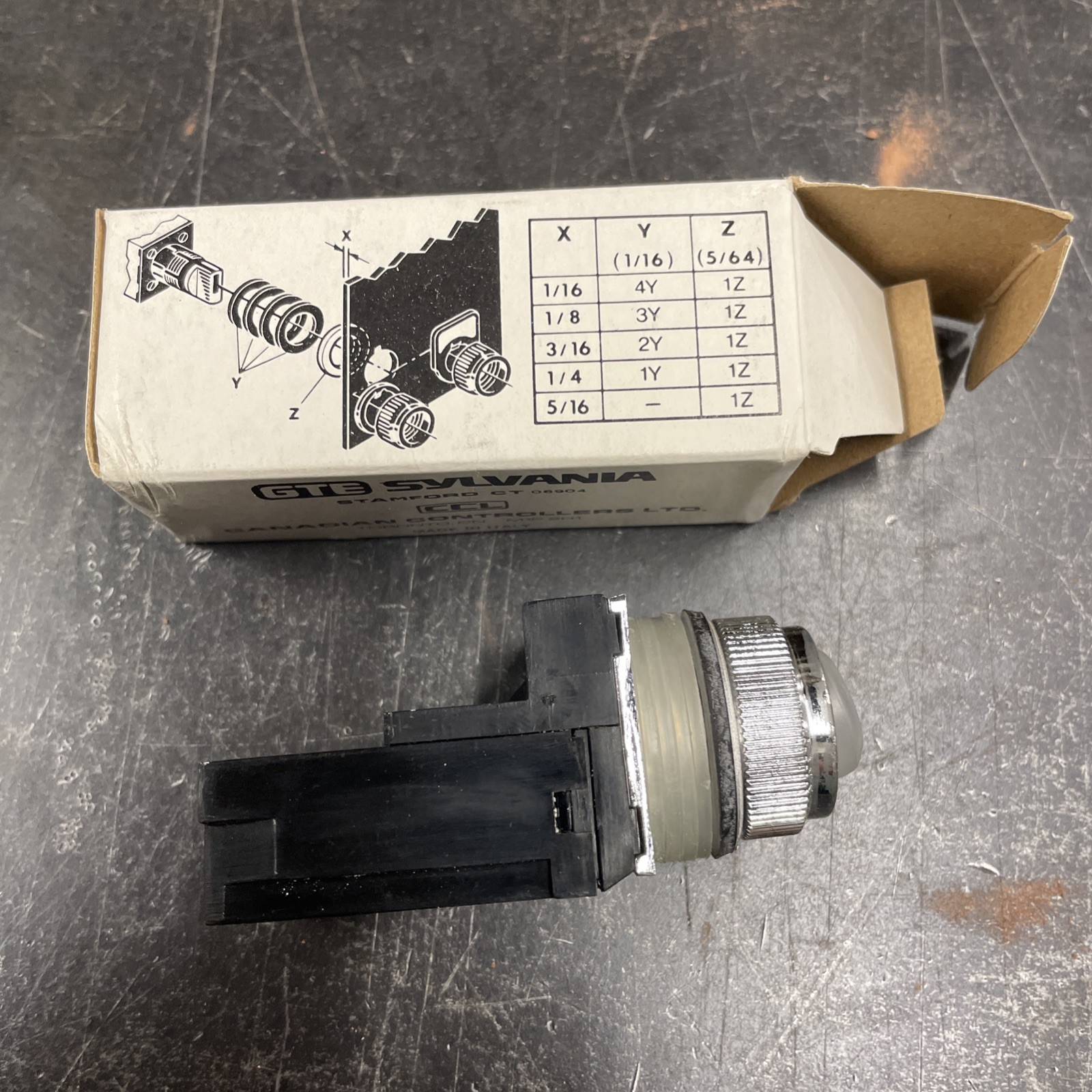 New Vintage Sylvania 100M-G510 Lighted Push Button Industrial Oiltight No Lens