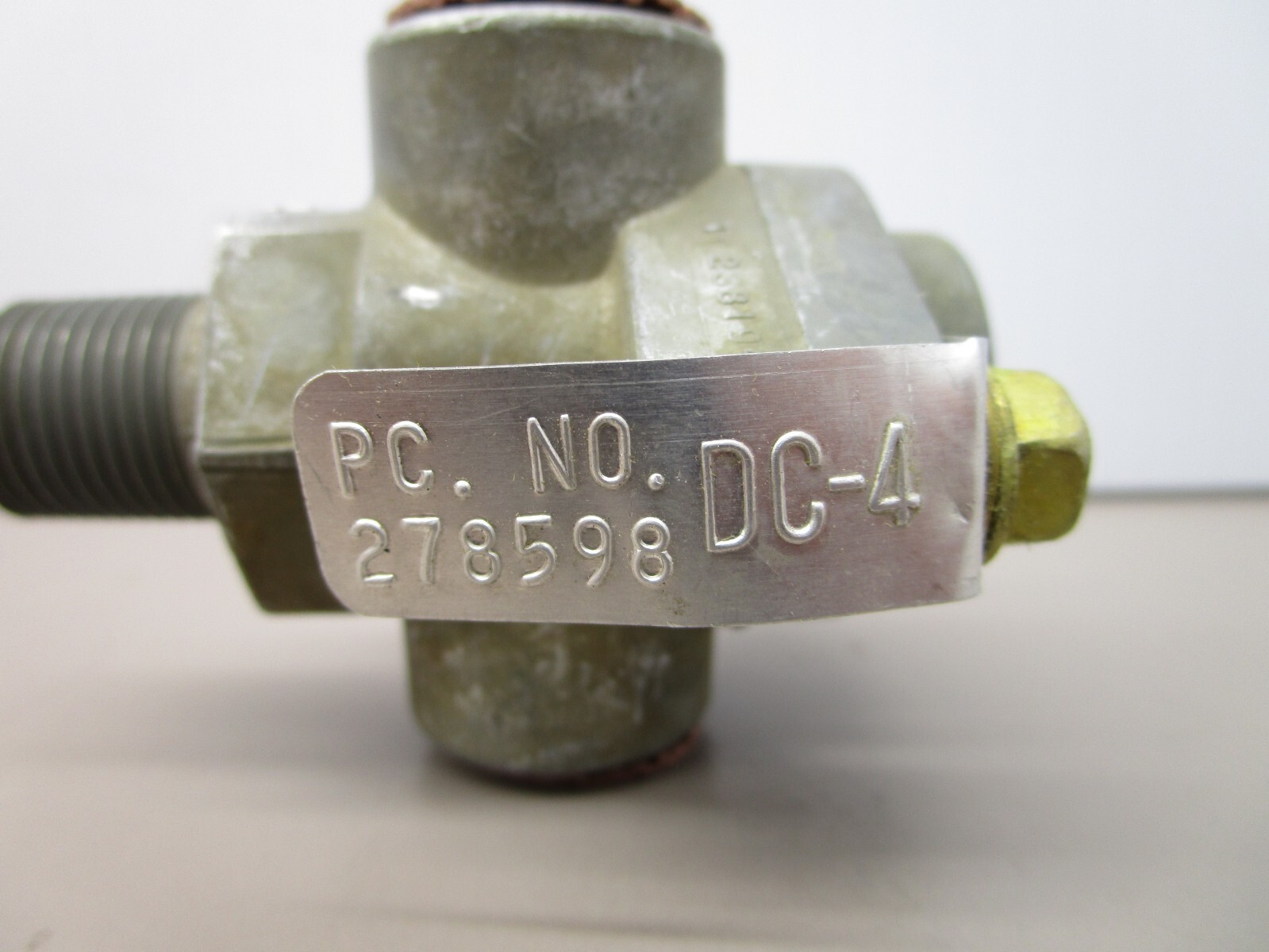 Bendix 278598 DC-4 Double Check Valve for Air Brake Systems