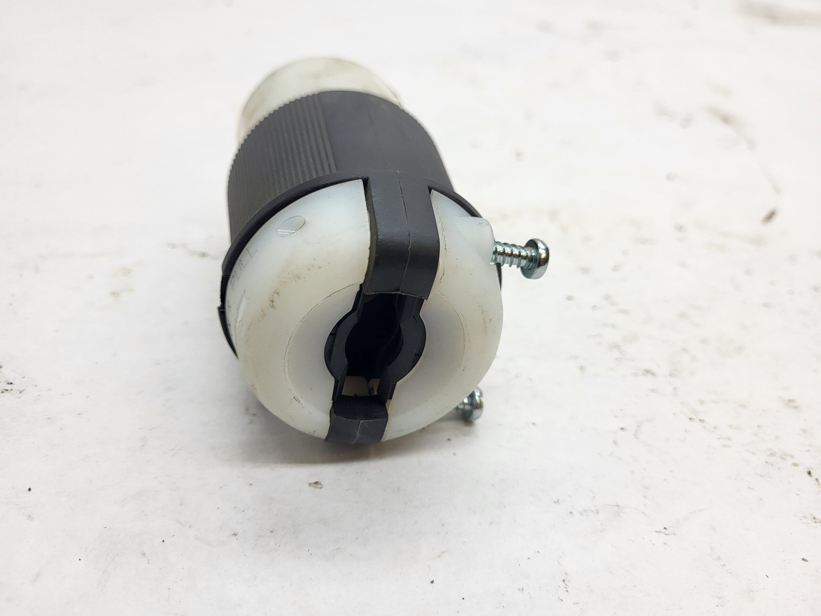 NEW HUBBELL HBL2723 TWIST LOCK PLUG 30A 250VAC