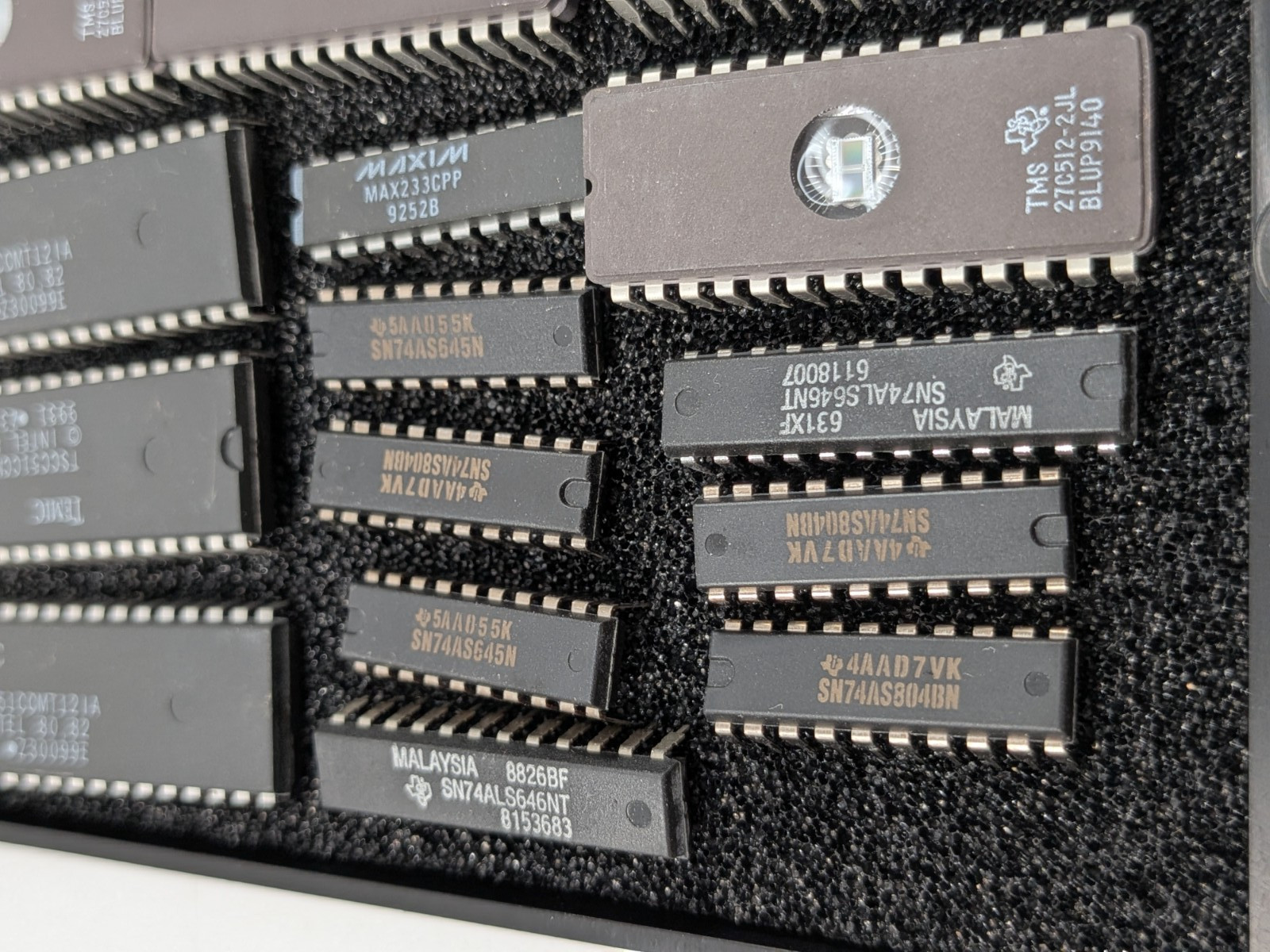 IC Lot. 24 Pcs TI 27C512 28 Pin Ceramic UV EPROM IC + 5 TSCC51 uControllers