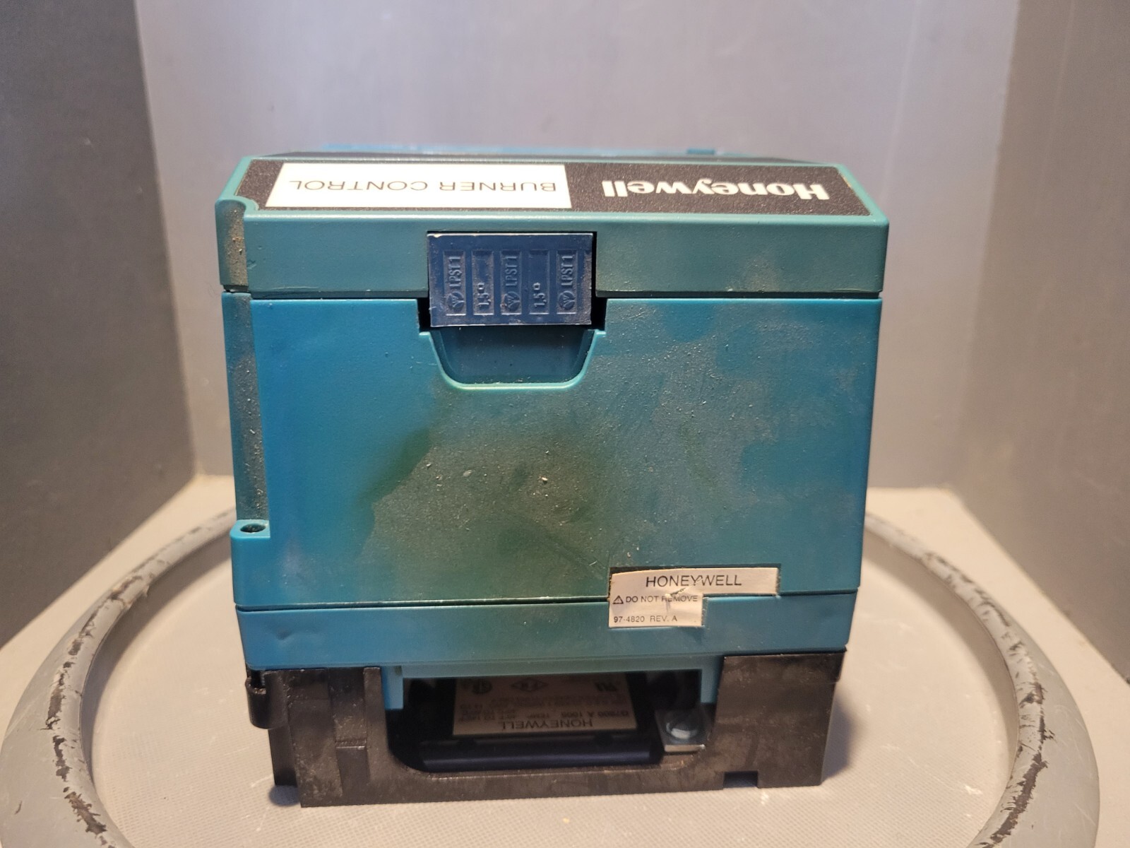 Honeywell Ultraviolet Flame Amplifier, CRACKED MOUNT,RM7890 A 1015, Q7800 A 1004