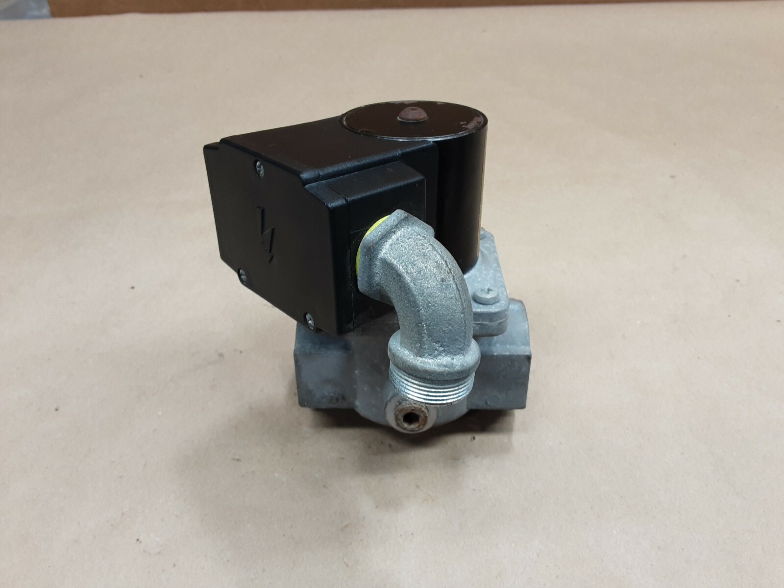 HONEYWELL V4295A1031 110/120 2PSI SOLENOID GAS VALVE #1018D17PR5