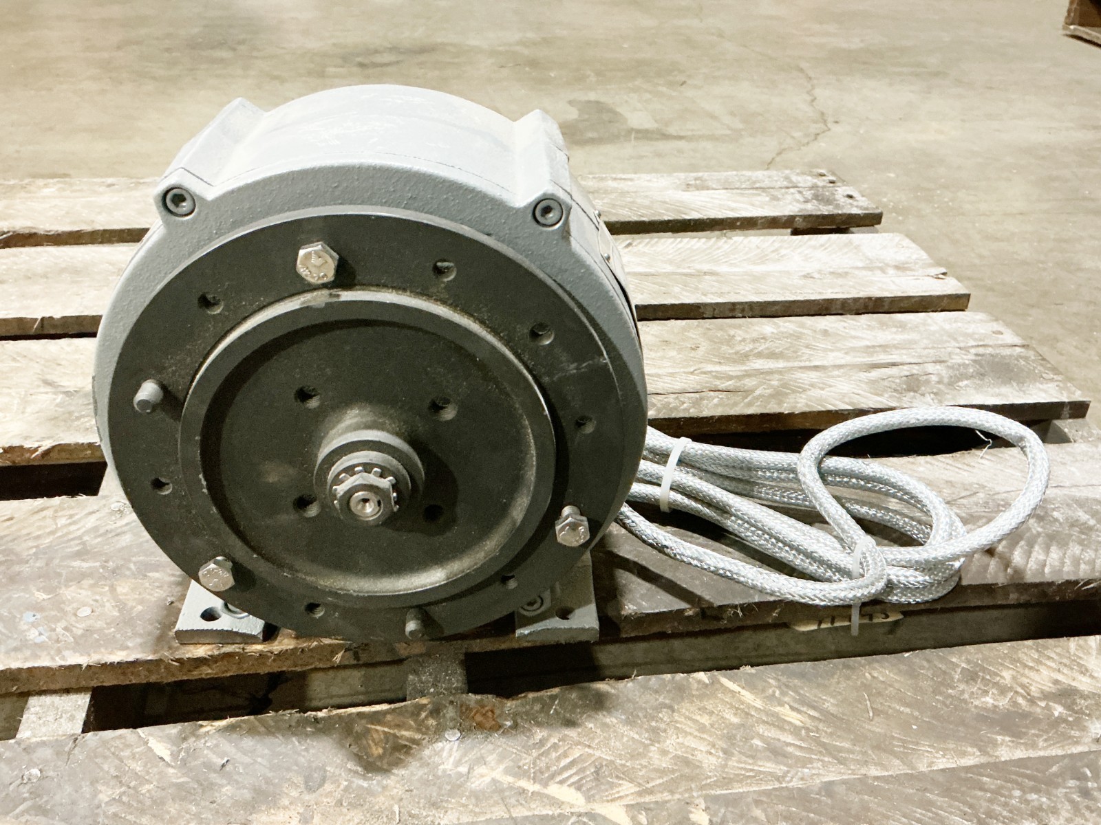 New Valmet MC12S-100K137005004- – IP54 Slitter Motor 460V 2.8A 3540RPM 50/60Hz