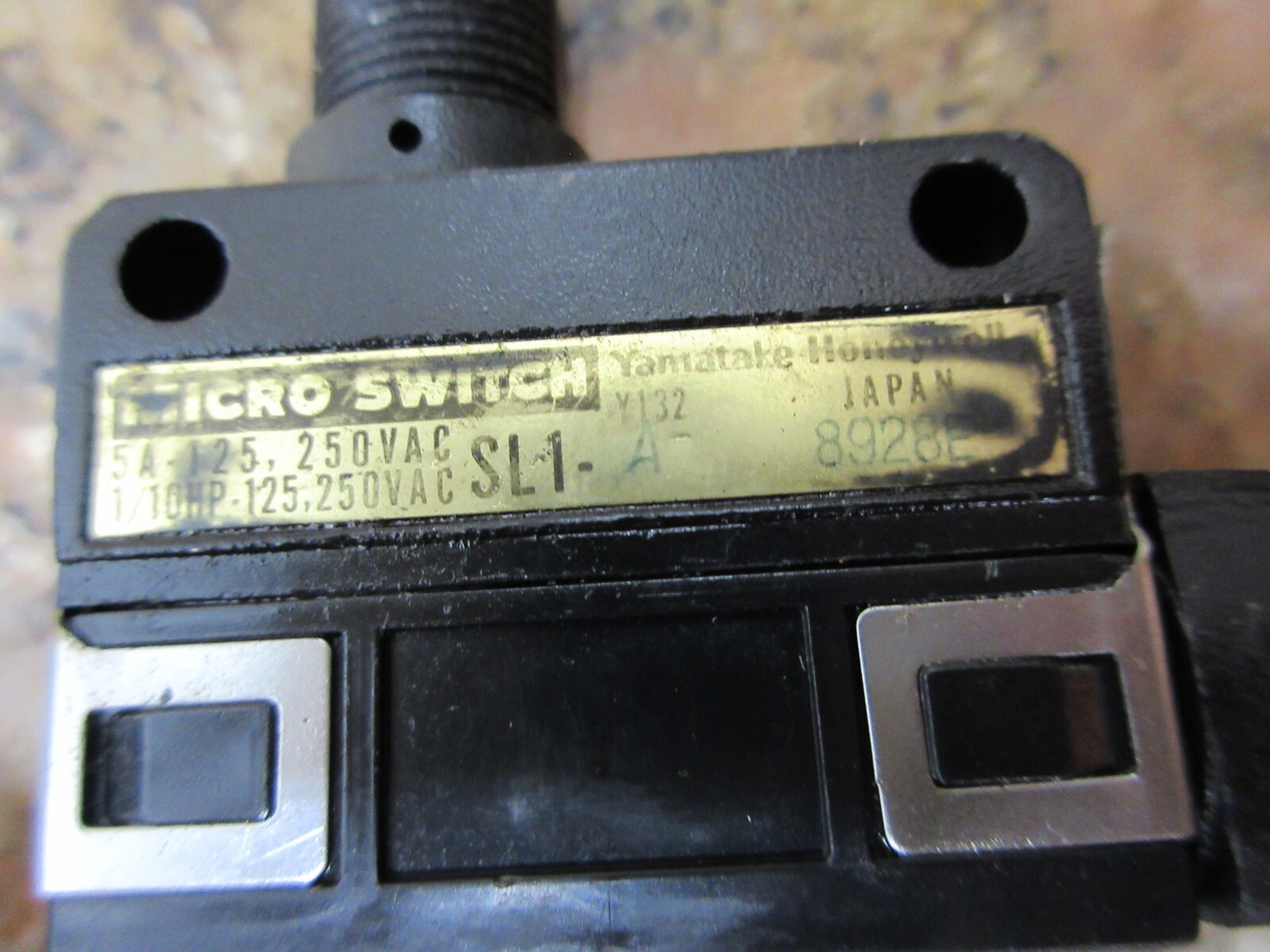 MORI SEIKI MV-40B MICRO SWITCH YAMATAKE SL1-A Y132 LOT OF 7 PIECES