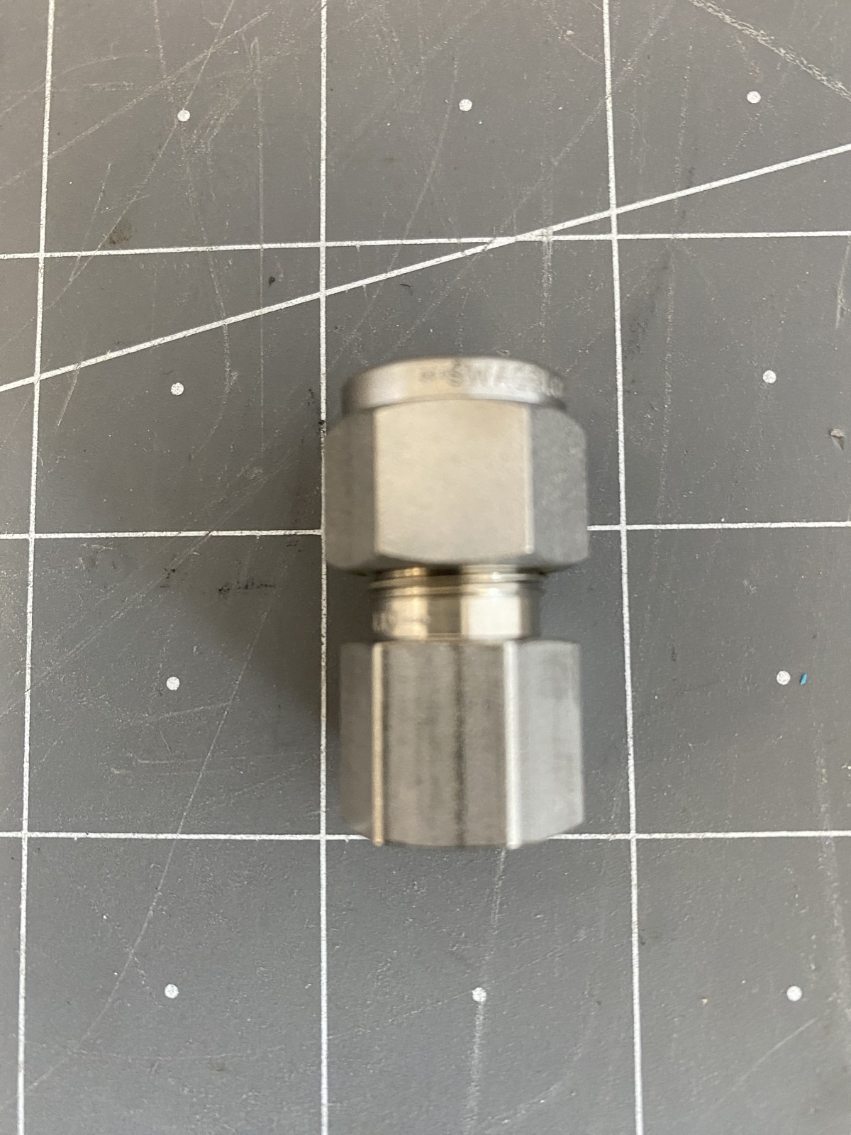 Swagelok Tube Fitting, Female Connector 3/8″ Tube OD x 1/8″ F NPT PN: SS-600-7-2