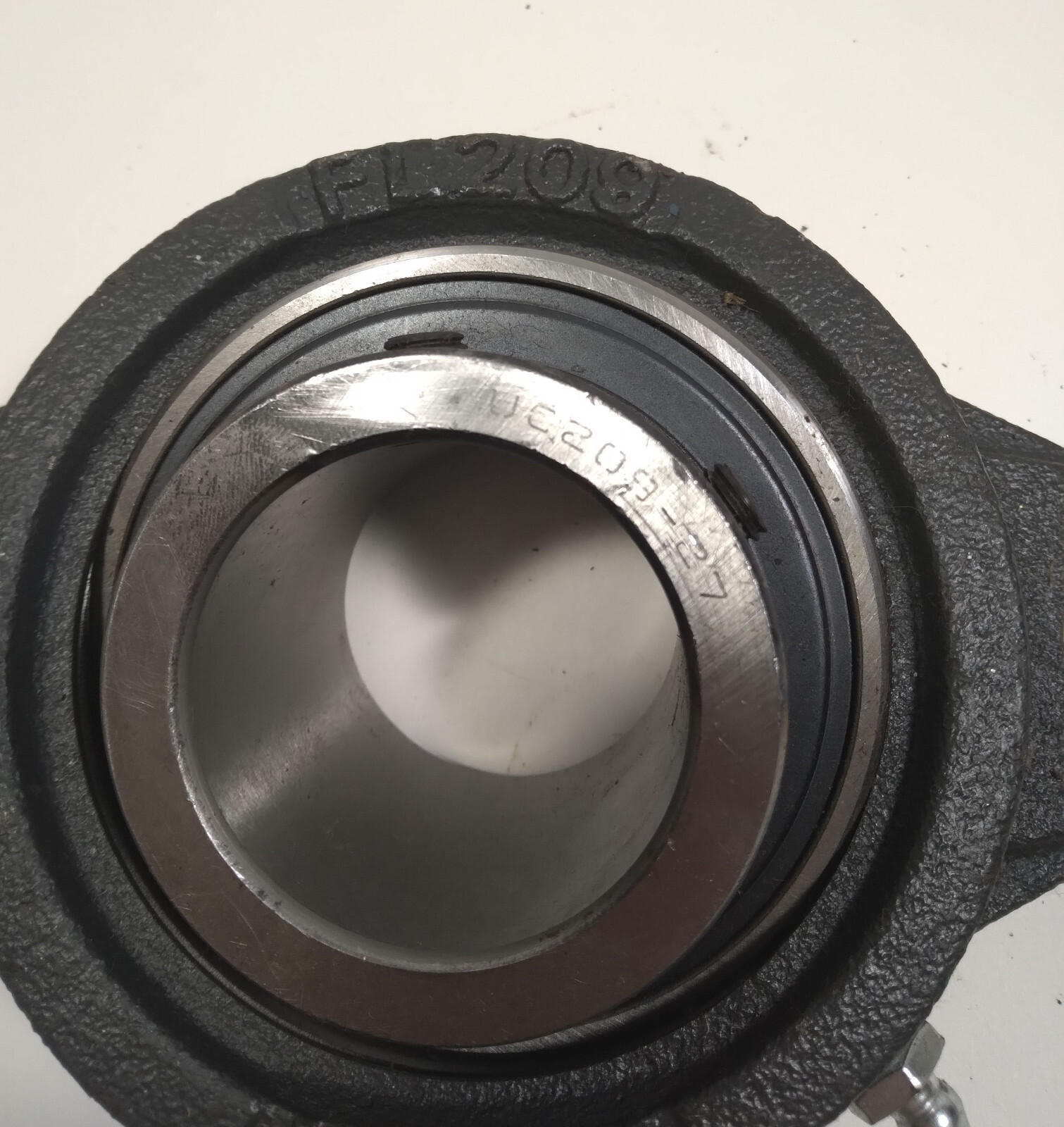 1 NEW IPTCI FL206 2-BOLT HOUSING UC209-27 BEARING NNB ***MAKE OFFER***