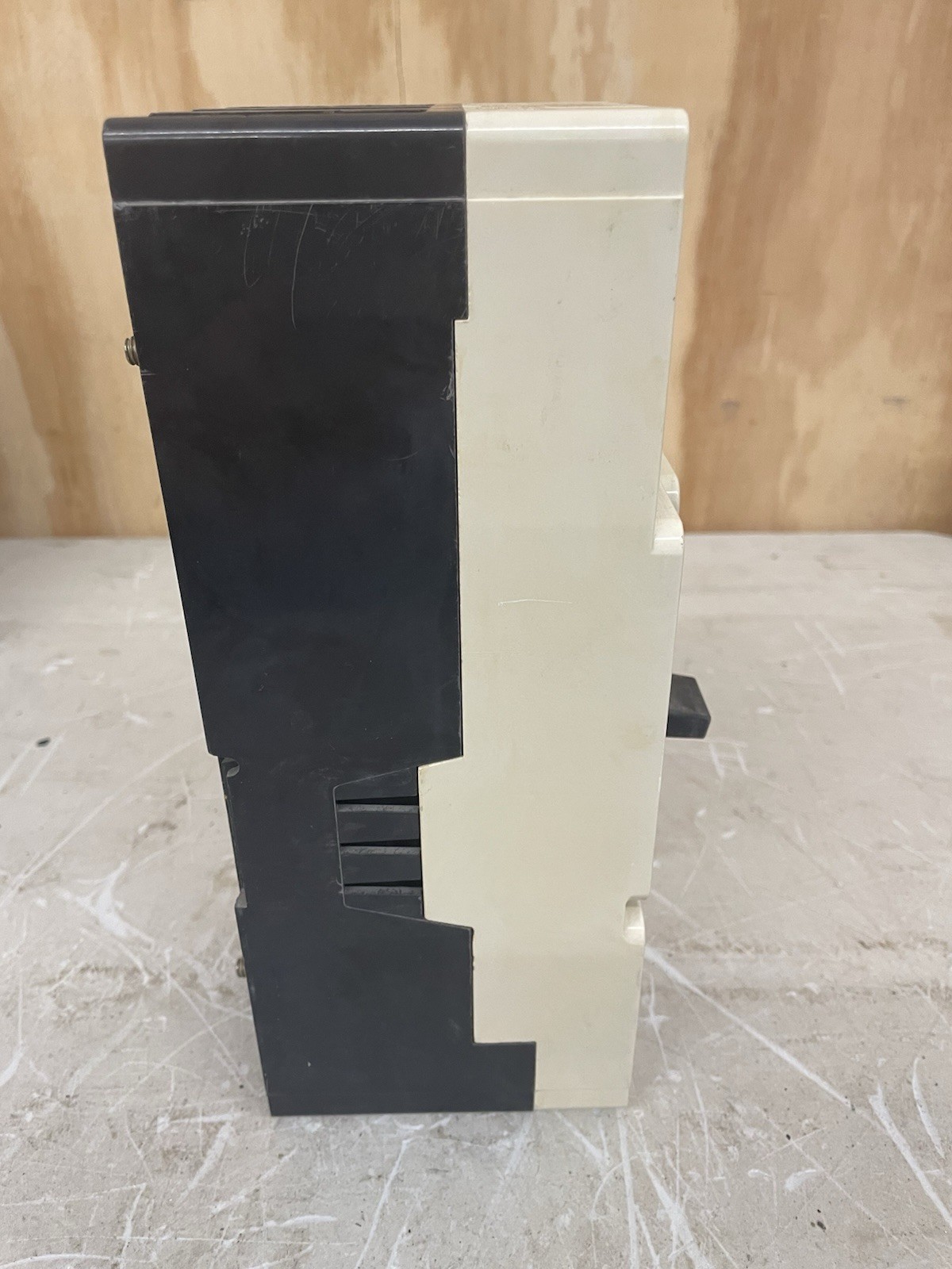 CUTLER-HAMMER JD3250K SER C 250 A 3P MOLDED CASE BREAKER