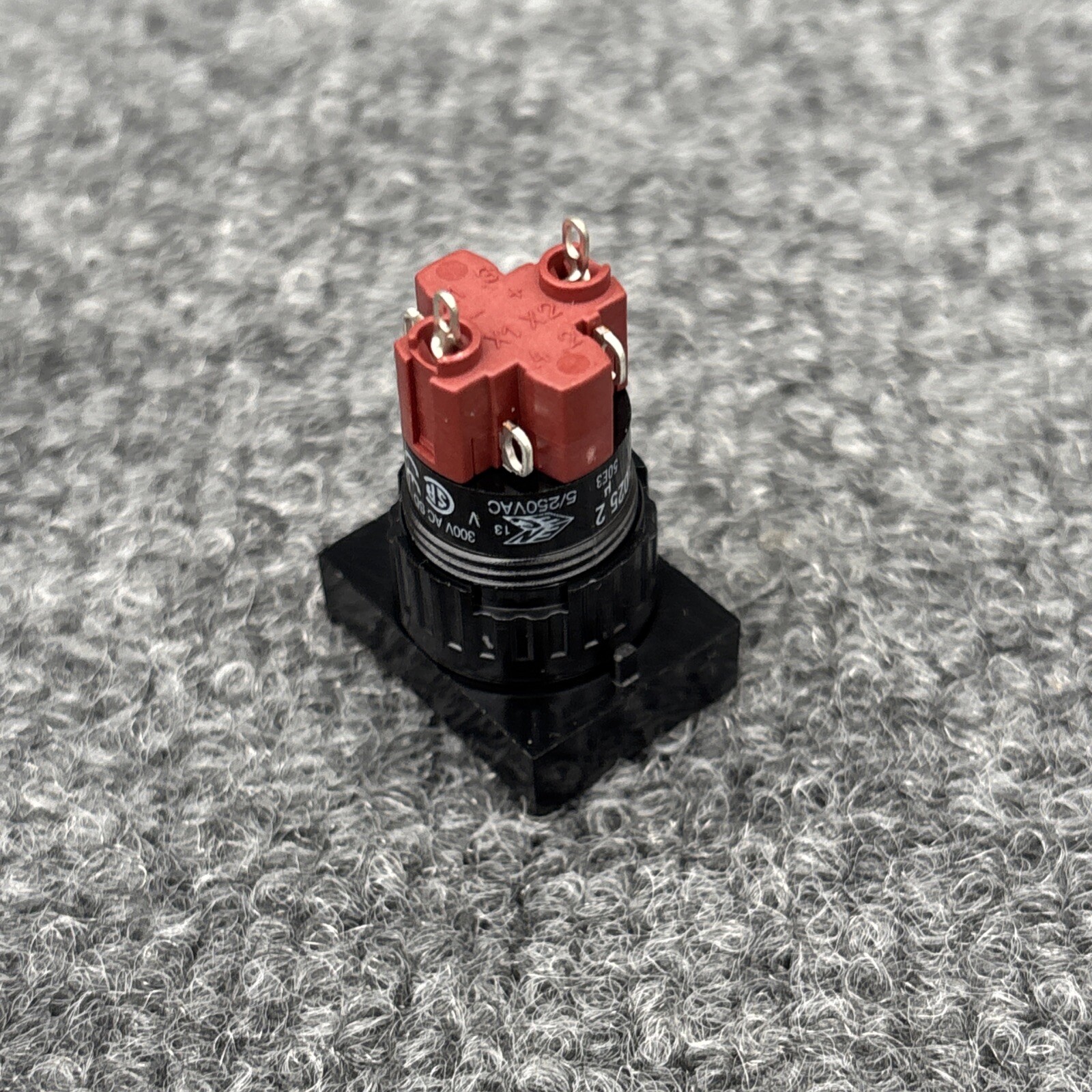 EAO 31-121.0252 Push button switch New Other