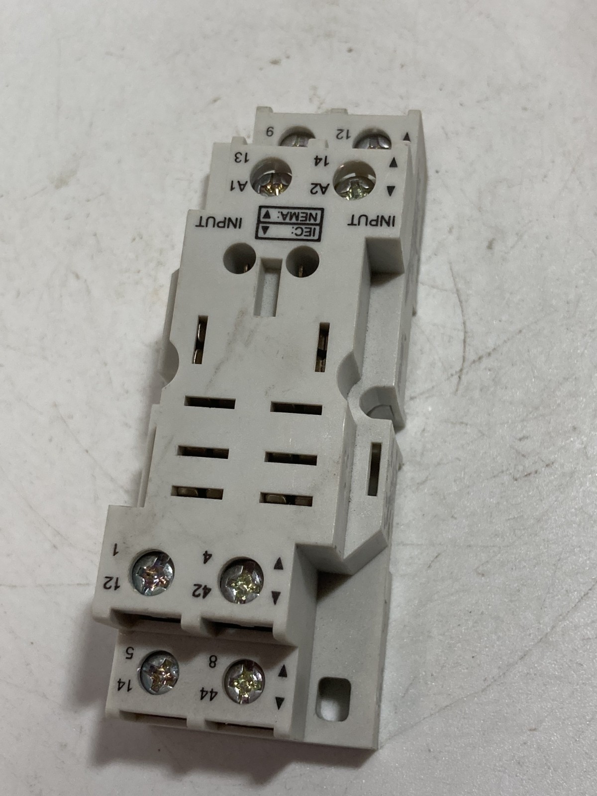 SCHNEIDER 70-782D8-1A RELAY SOCKET 16A 300V 8 BLADE NNB