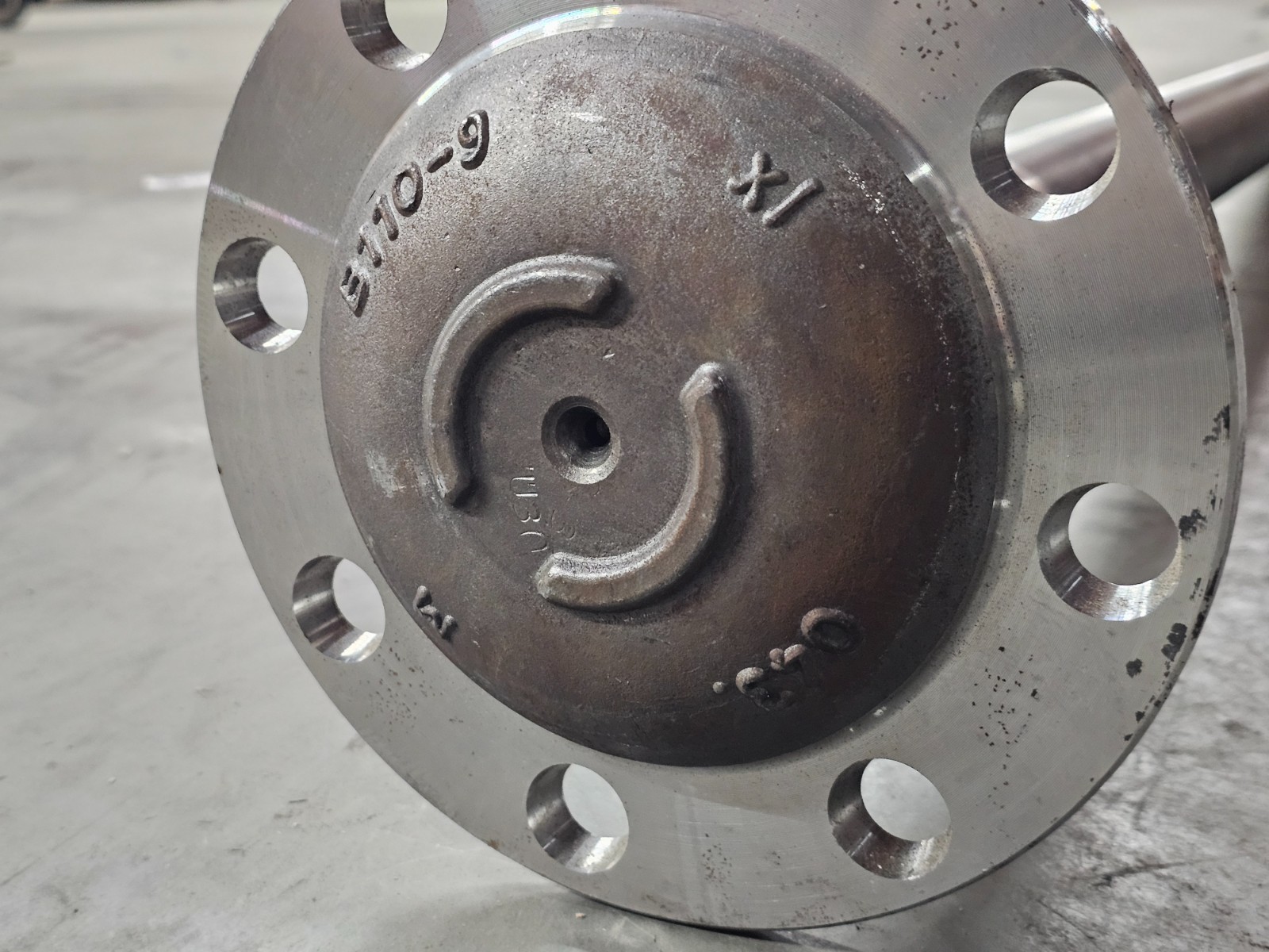 Meritor B110-9 41-inch Axle Shaft Y8683 043 SIlver, 8-Bolt Hole Steel