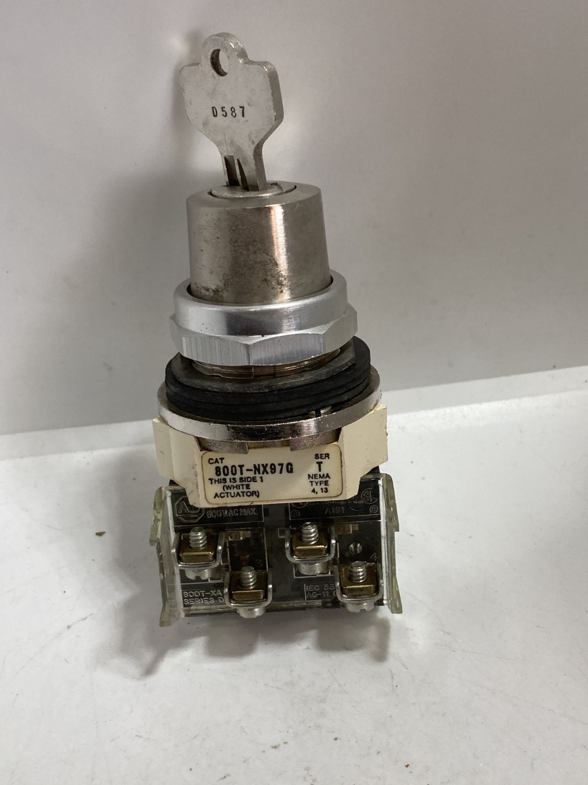 ALLEN BRADLEY 800T-NX97GA SEL SWITCH 2-POS CYLINDER 1NO/1NC KEY REM FROM R SER T