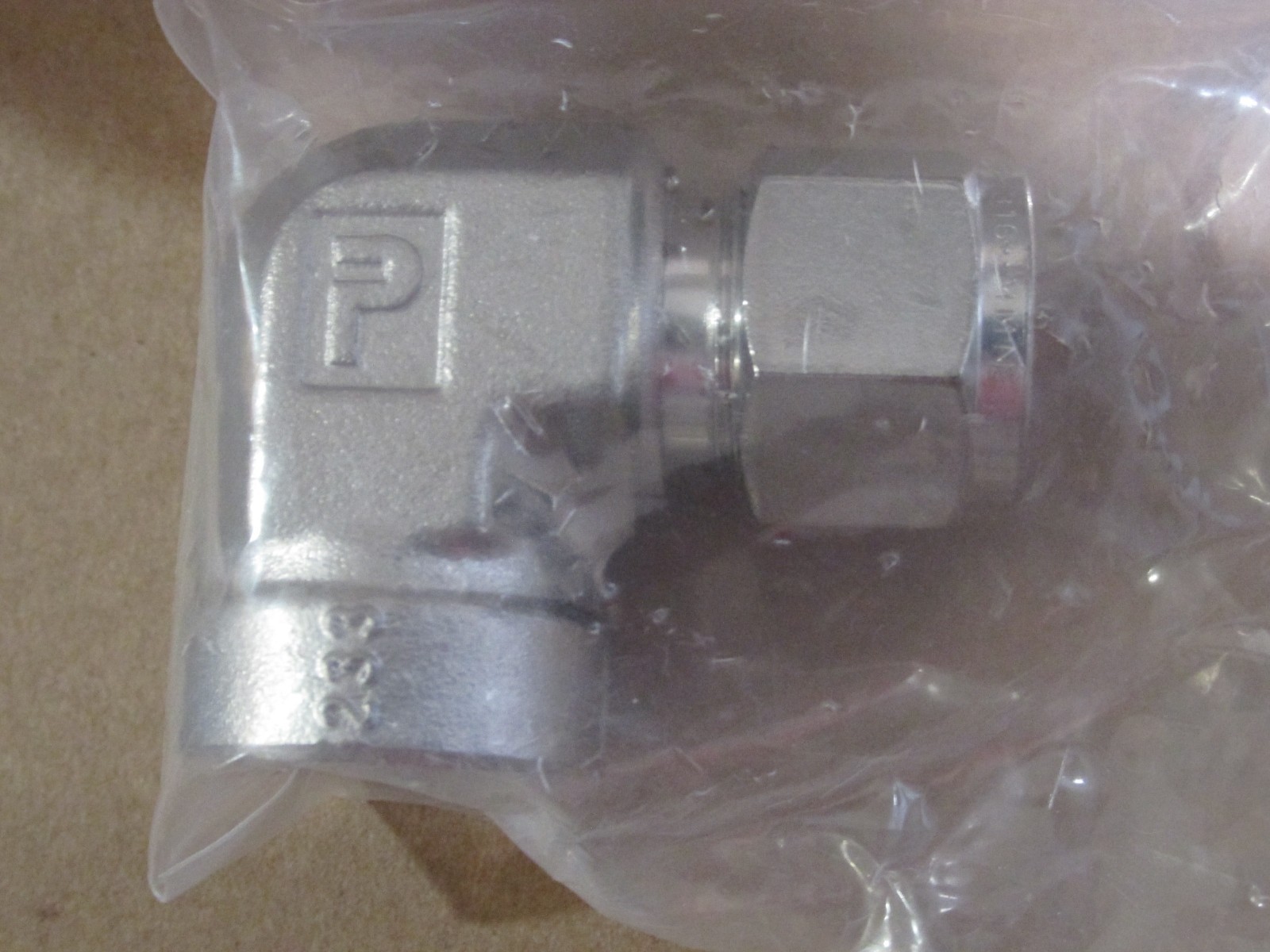 NEW PARKER 8FEL8N-316-C1 3/4″ FEMALE NPT 90° STAINLESS ELBOW TO 1/2″ OD