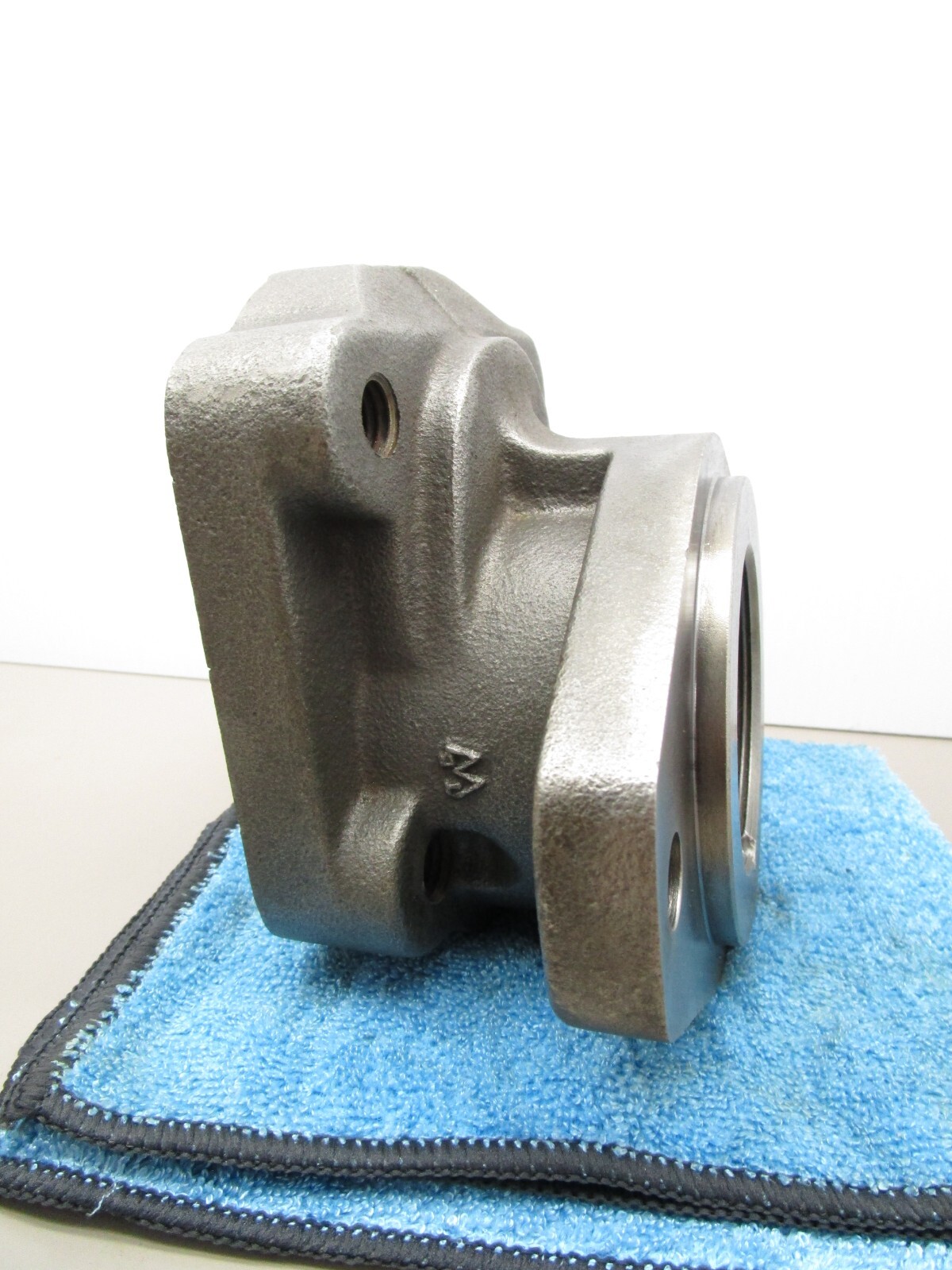 Commercial P25 P37 Hydraulic Pump Tapered Bearing Front Cover Housing 2-Bolt