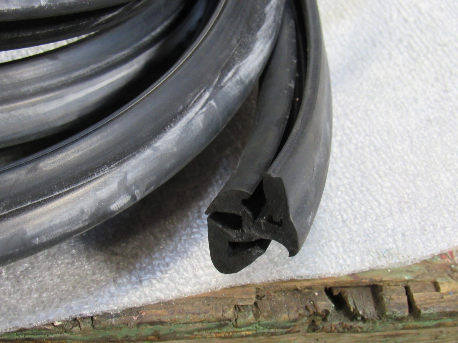 NEW CR LAURENCE RUBBER WEATHER STRIP STRIPPING 597120 1/4X9/64 16′ FT