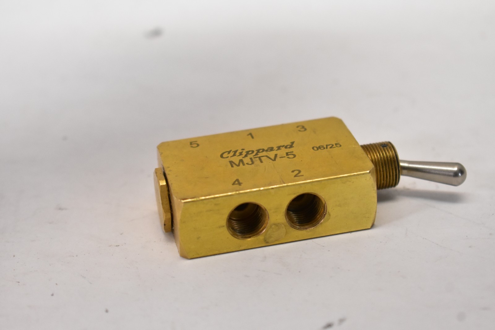 Clippard MTV-5 4-Way Toggle Valve Steel Toggle 1/8″ NPT 10.5 SCFM Scuffed/READ