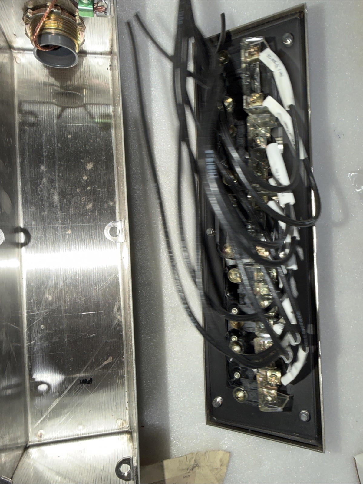 Allen Bradley 800H-5HZ4R Push Button Enclosure Fiberglass Switches NEMA 13 OEM