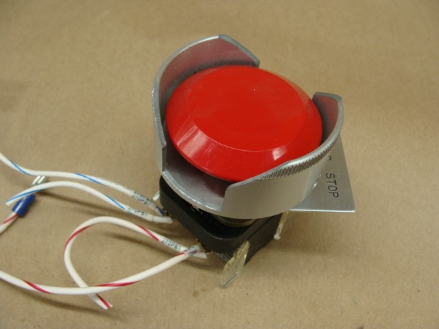 ALLEN BRADLEY PUSH BUTTON 800T-FX A5 W/800T-XD4 CONTACT BLOCK & SAFETY GUARD