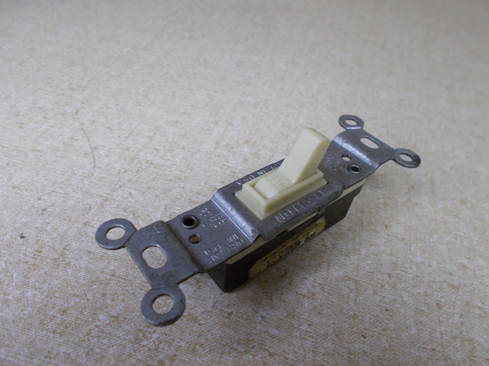 NEW Leviton Light Switch 15A 120VAC *FREE SHIPPING*