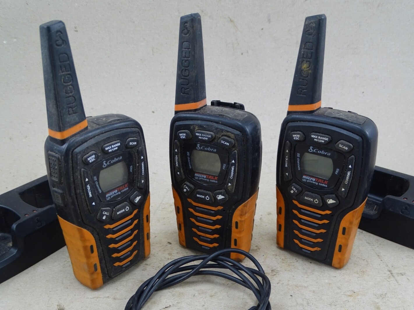 Cobra 3 MicroTalk 2-Way Radios & 2 Dual Charging Docks 22 Channels, ACXT645HD