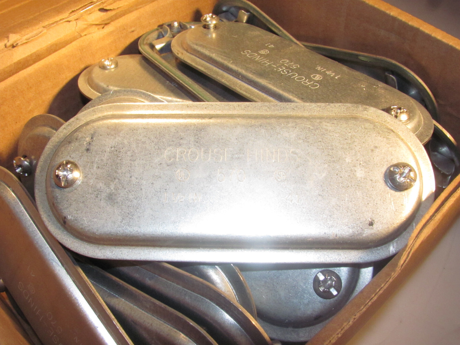 CROUSE HINDS 570G COVER W/INTEGRAL GASKET FOR FORM 7 CONDULET BODY 1-1/2″ 25/BOX