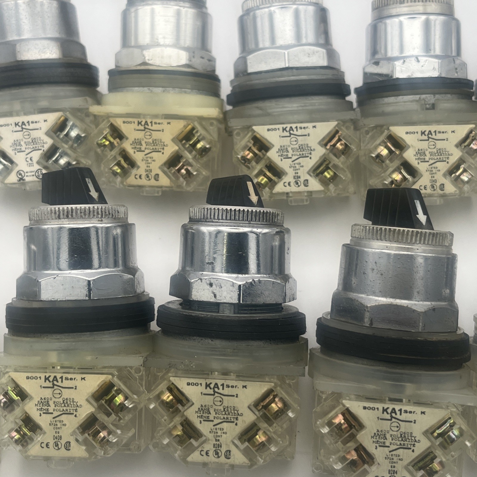 1) SQUARE D 2 POSITION MAINTAINED SELECTOR SWITCH WITH KA-1 CONTACT 9001KS11BH13