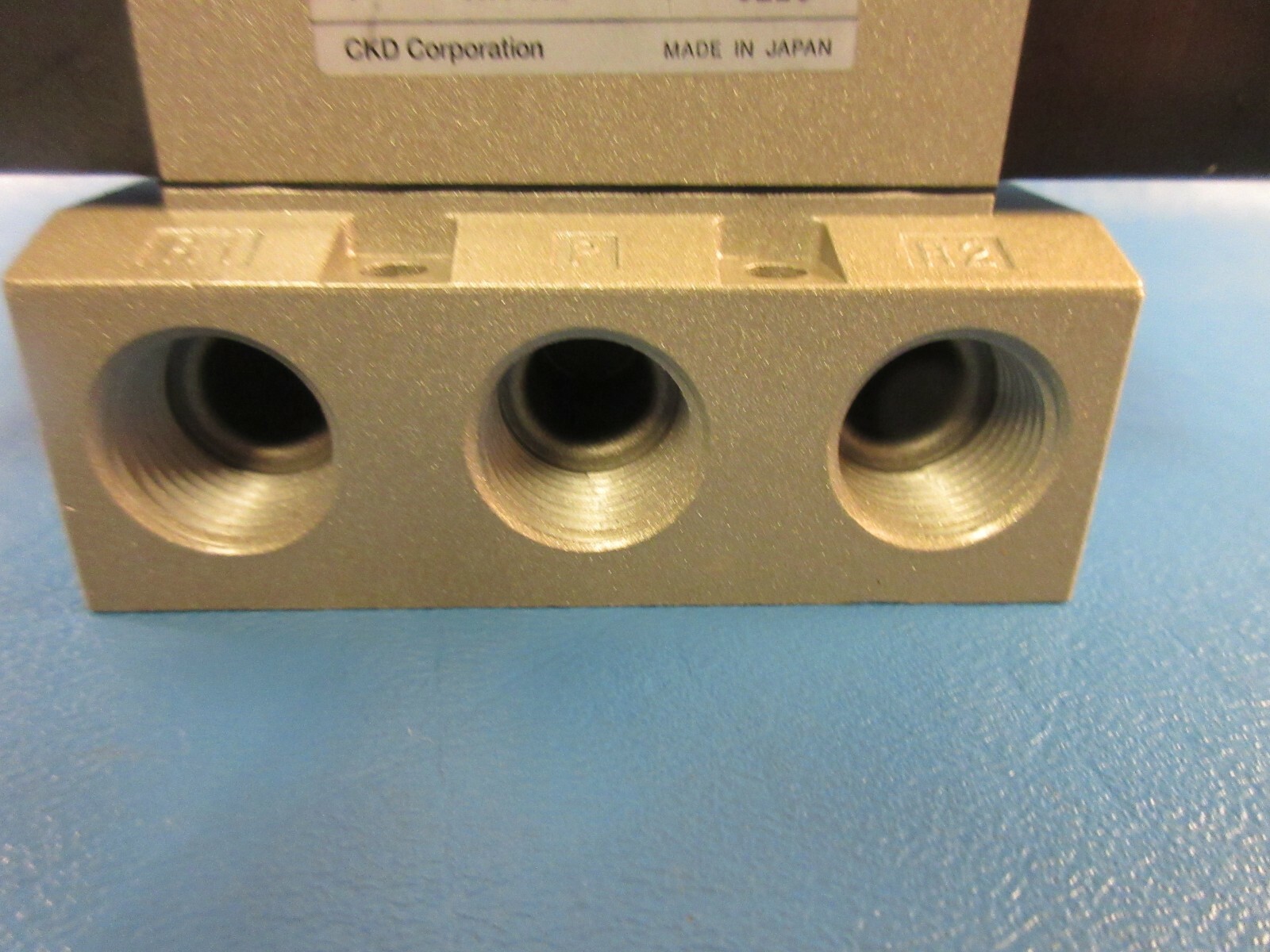 CKD 4KB331 Pneumatic Valve with Manifold, Five 1/4″ Ports